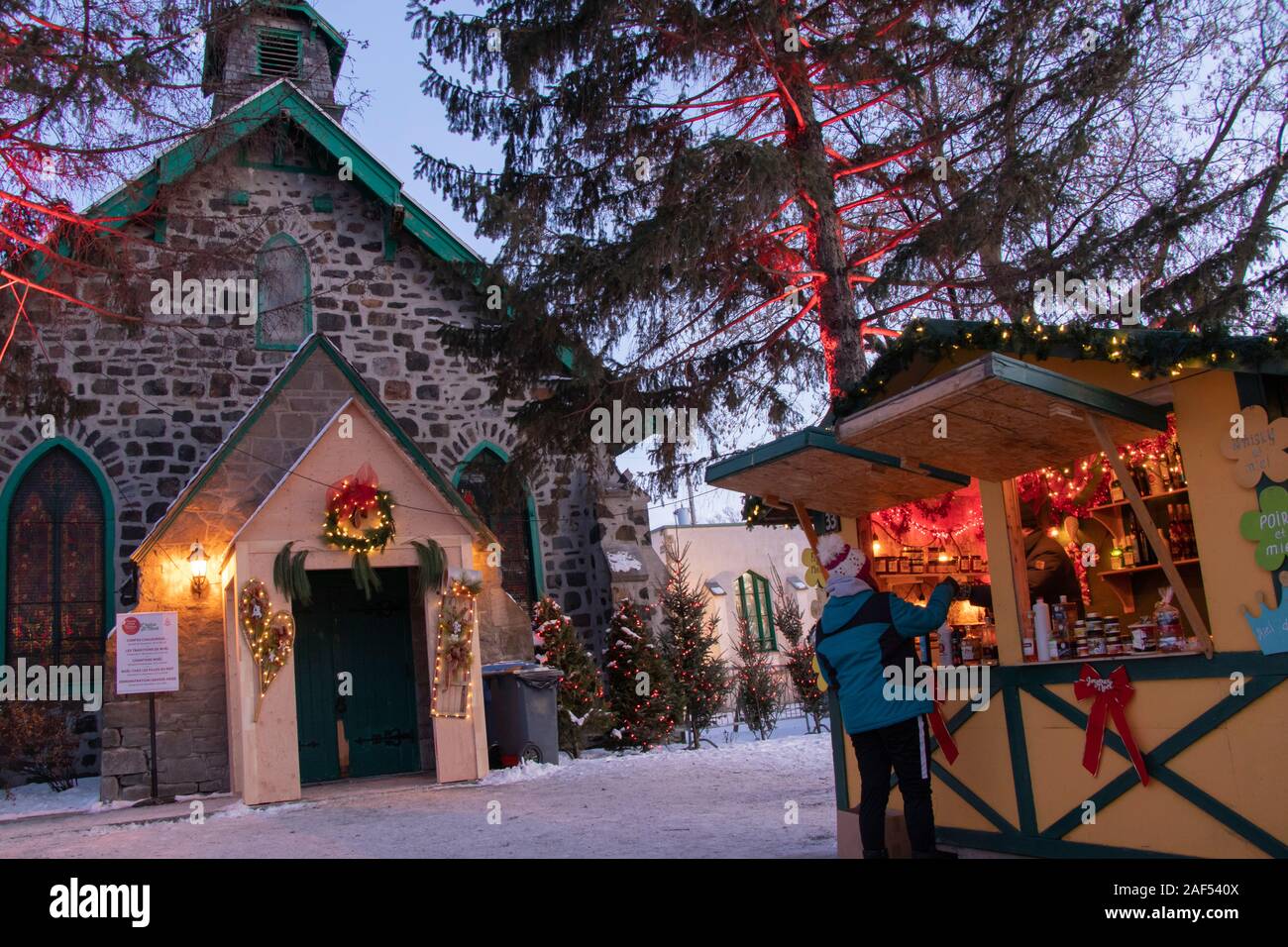 Longueuil, Québec, Canada - 7 Dicembre 2019: Mercato Di Natale Stand Di Fronte Alla Chiesa Anglicana Di San Marco, Regione Montérégie Foto Stock