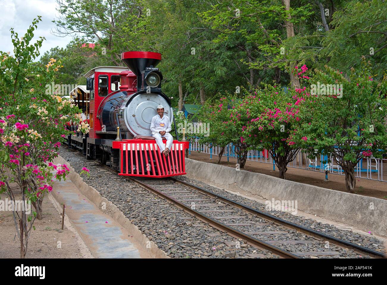 ANAND SAGARA SHEGAON, Maharashtra, India, 10 luglio 2017 : Unidentified tourist godetevi mini treno a Anand Sagar Shri Saint Gajanan Maharaj Sansthan. Ana Foto Stock