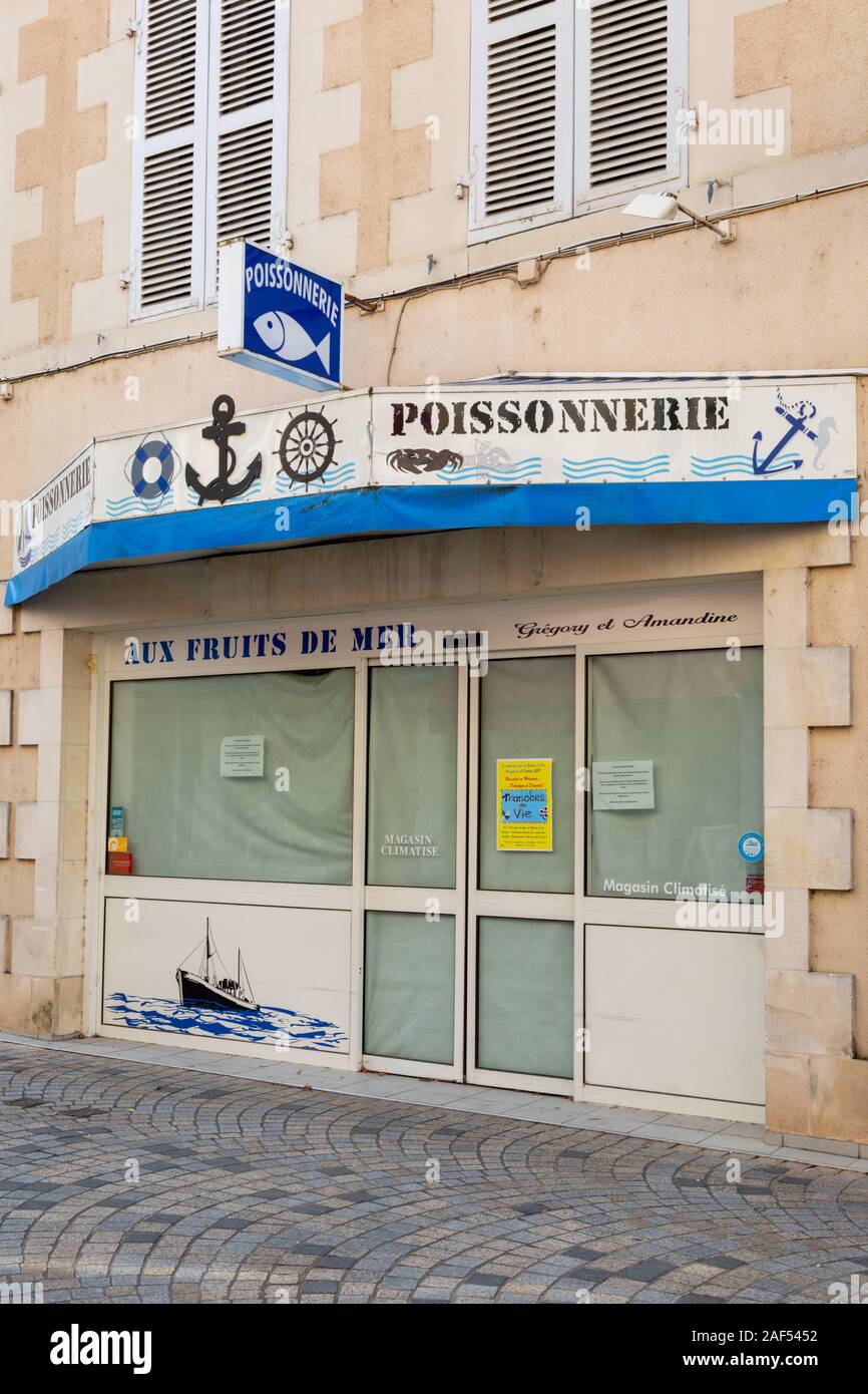Chiuso il negozio di pesce, Montmorillon, Vienne, Francia Foto Stock