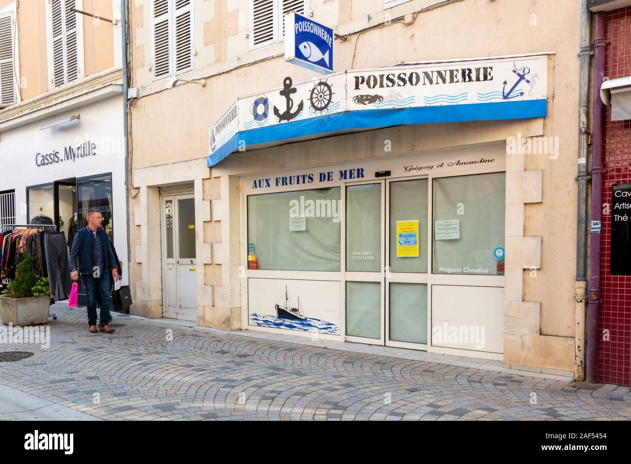 Chiuso il negozio di pesce, Montmorillon, Vienne, Francia Foto Stock