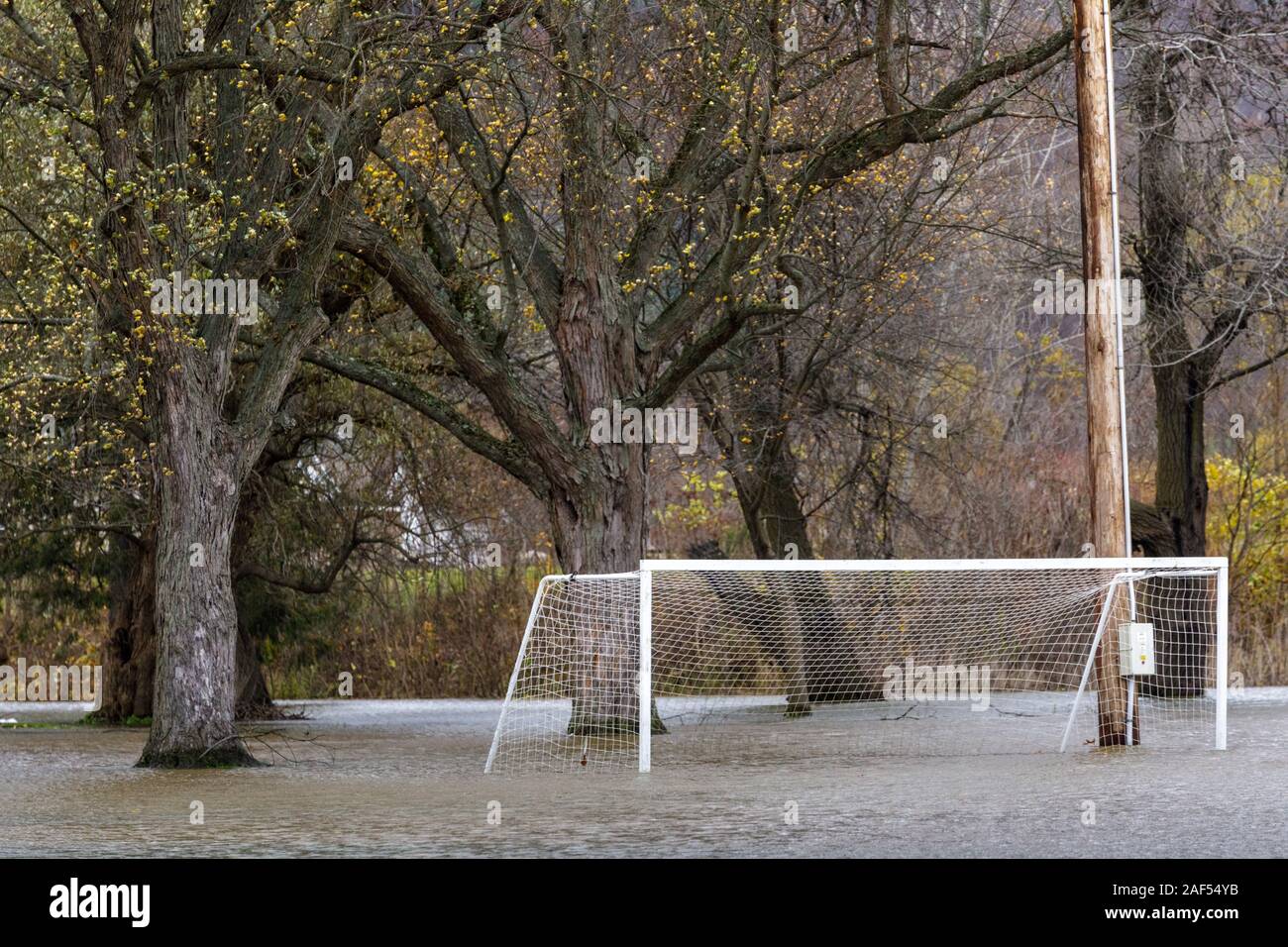 1 Novembre 2019: allagamento di un campo di calcio nel villaggio di Saint Johnsville, Montgomery County, New York, Stati Uniti d'America. Foto Stock