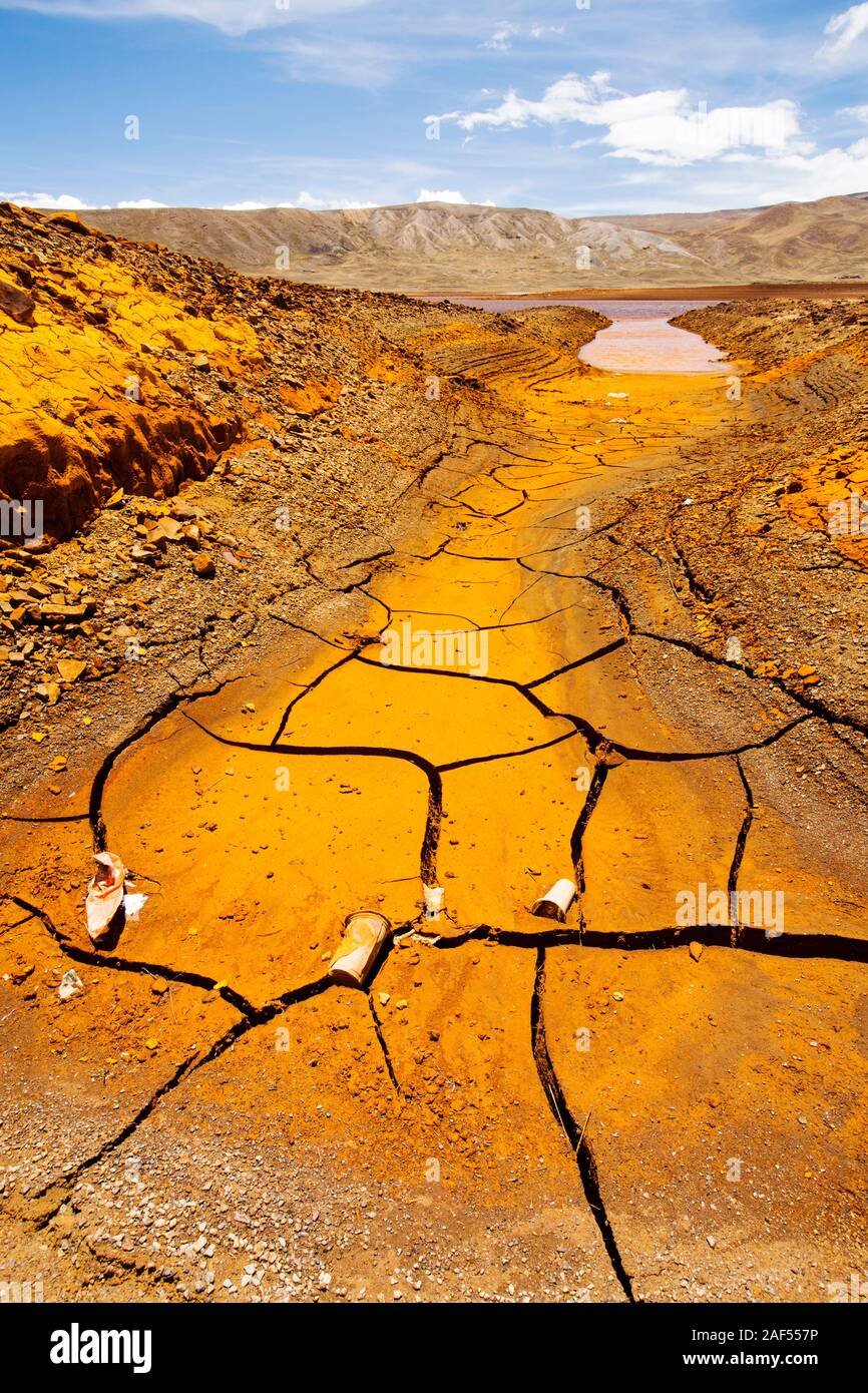 Laguna Miluni è un serbatoio alimentato da acqua di disgelo glaciale dal picco andino di Huayna Potosi sulle Ande boliviane. Come il cambiamento climatico casuses la glaci Foto Stock