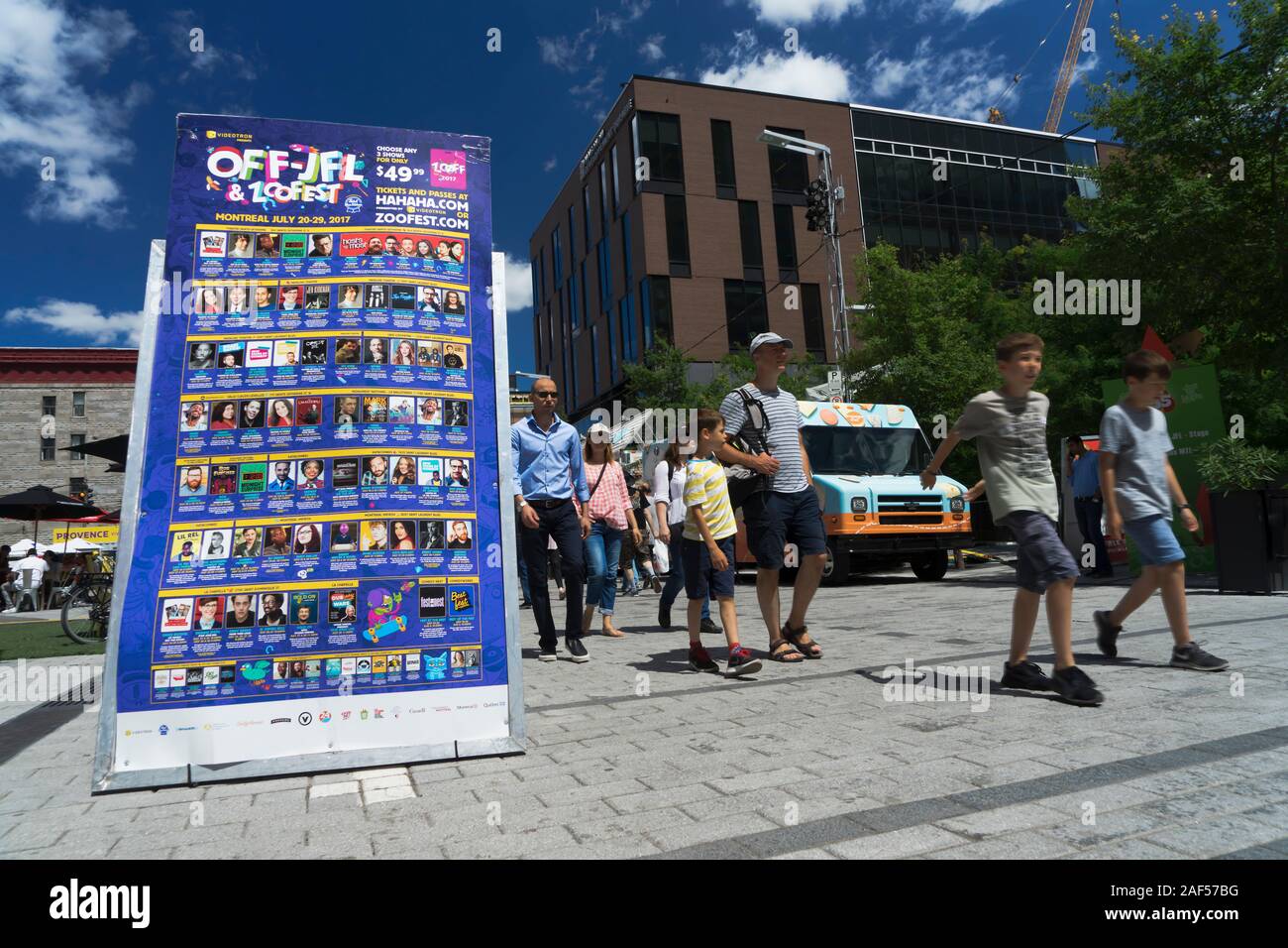 Pedoni passando da un segno annunciando mostra parte della via appena per risate e Zoofest festival di Montreal, provincia del Québec in Canada. Foto Stock