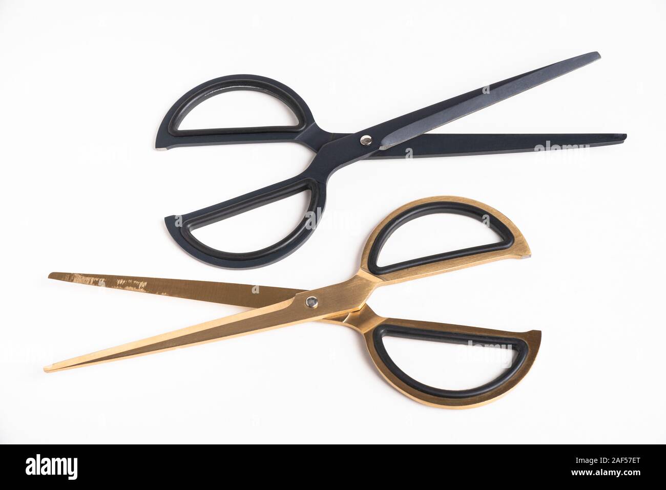 Due coppie di retro o in stile vintage forbici in nero e oro impostato su sfondo bianco. Foto Stock