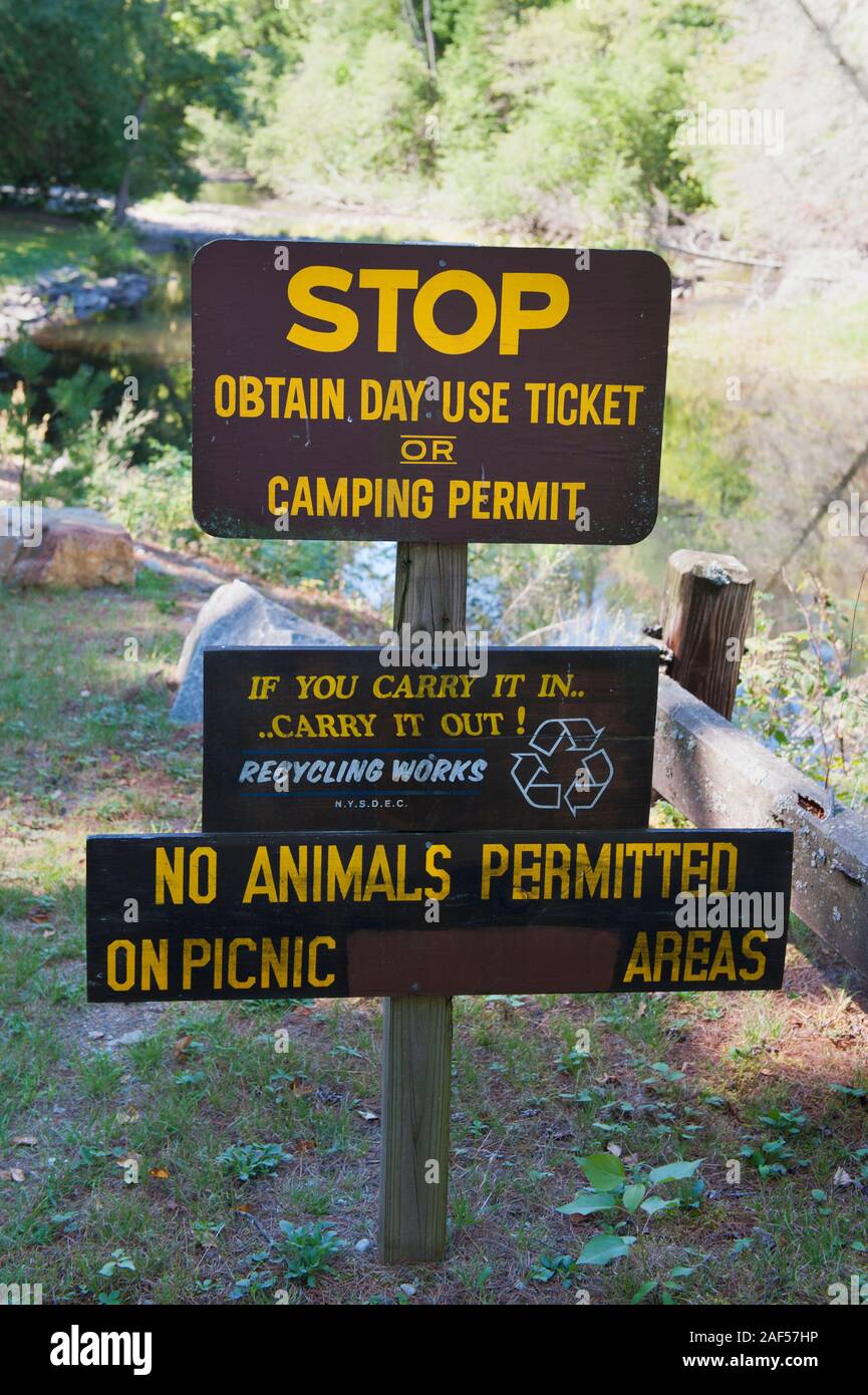 Cartello in legno con le regole del campeggio in corrispondenza di spigoli Bridge campeggio, nello stato di New York, Stati Uniti d'America. Foto Stock