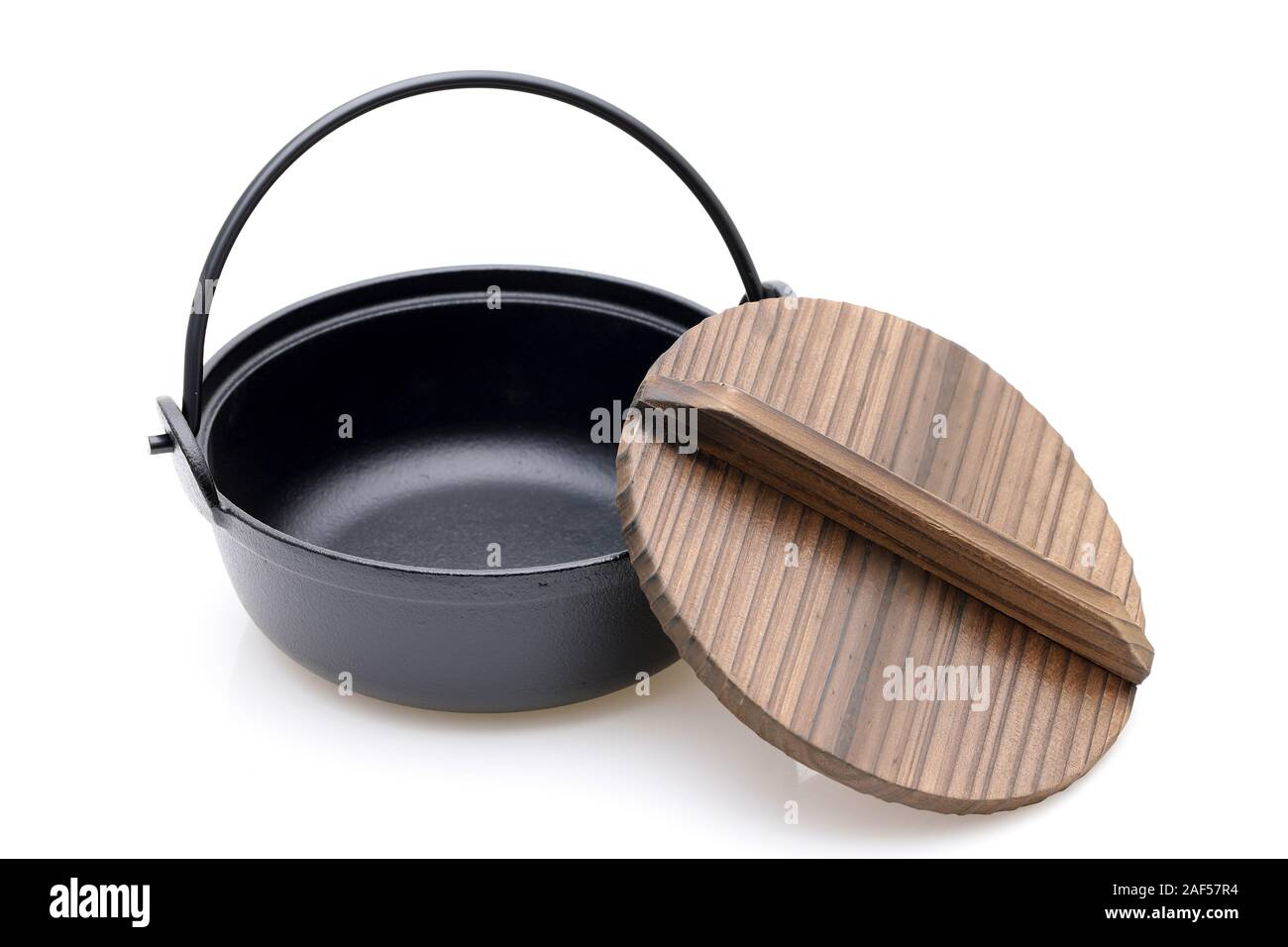 Vasellame giapponese, ferro nabe calda per la cottura con il coperchio di legno Foto Stock