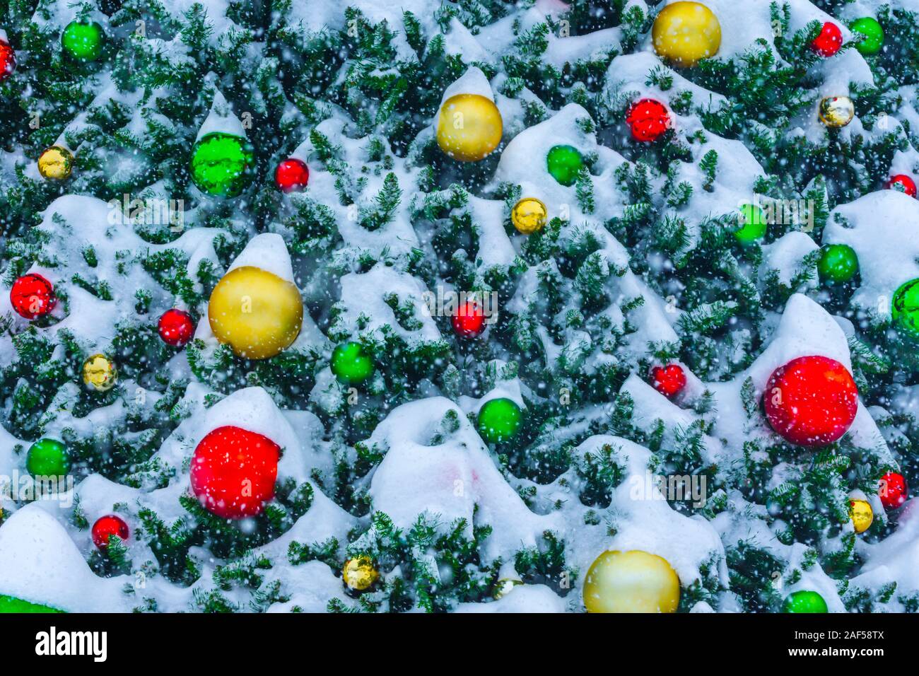 Dettaglio delle decorazioni di Natale sulla struttura esterna con neve fresca. Fotografato durante deboli nevicate in novembre a Castle Rock Colorado US. Foto Stock