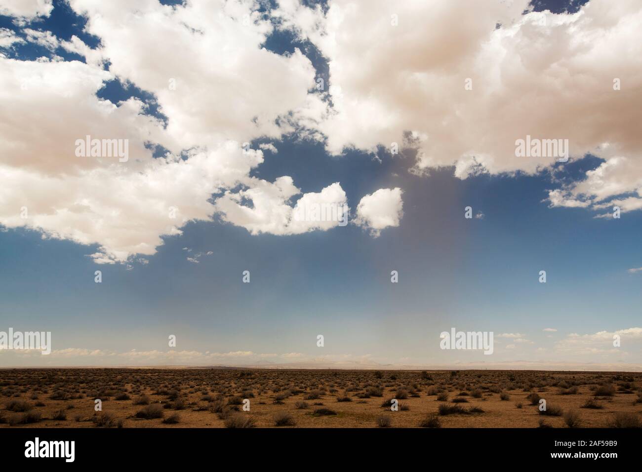 Una tempesta di polvere nel deserto di Mojave in California, Stati Uniti d'America. Foto Stock