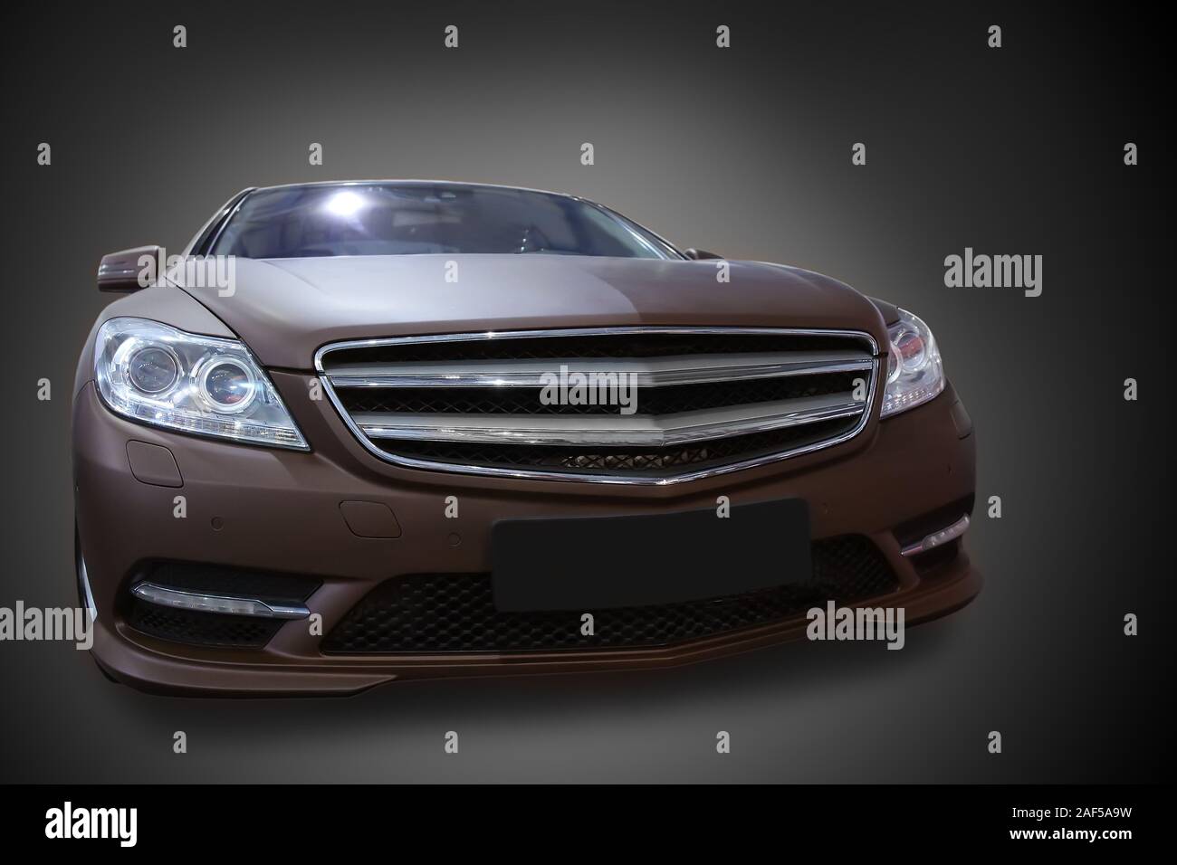 Auto moderna contro uno sfondo scuro Foto Stock