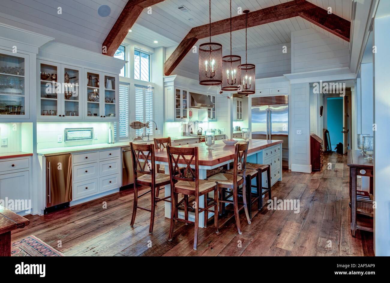 Grandi Cuochi costosi cucina nella casa di lusso con ruvido legno squadrate e armadi di bianco. Foto Stock