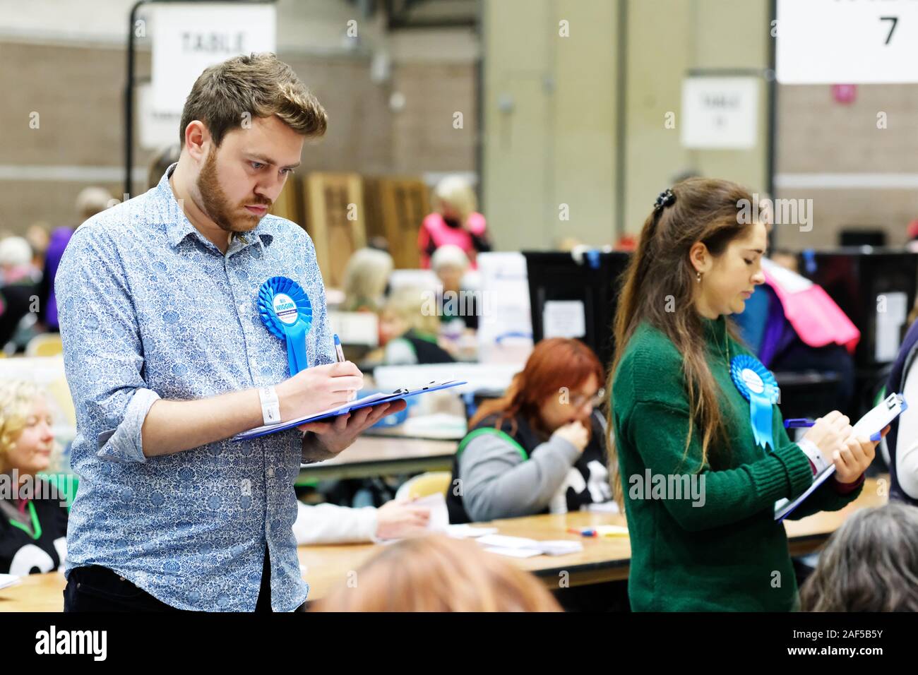 Hereford, Herefordshire, Regno Unito - Giovedì 12 Dicembre 2019 - un agente elettorale per il Partito Conservatore mantiene a chiudere gli occhi sui progressi del conteggio elettorale a Hereford. Il conteggio a Hereford si riferisce a due circoscrizioni nord Herefordshire e anche Hereford & South Herefordshire, sia restituito MPs Conservative nel 2017 elezione generale - Photo Steven Maggio / Alamy Live News Foto Stock