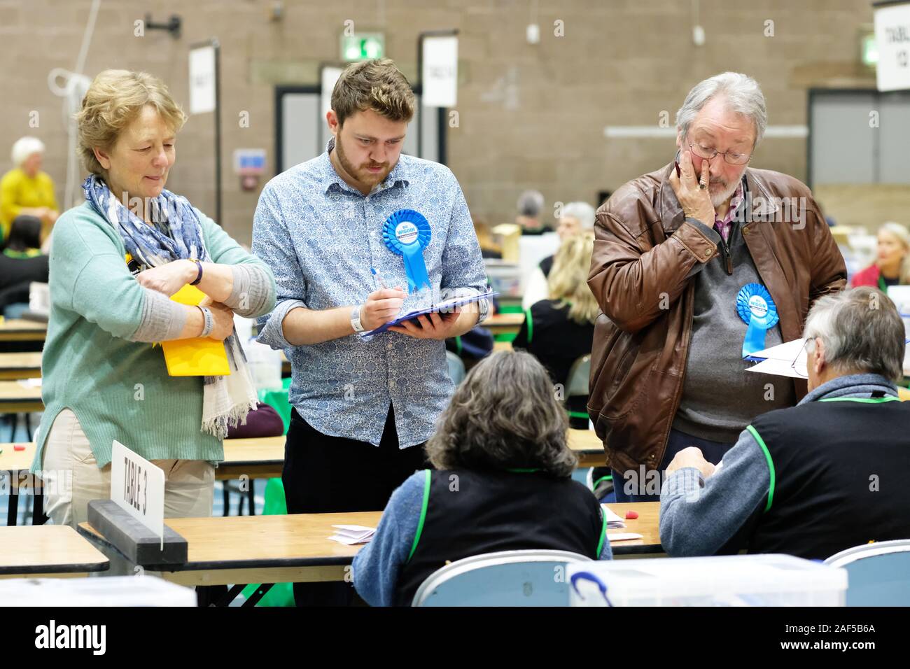 Hereford, Herefordshire, Regno Unito - Giovedì 12 Dicembre 2019 - Elezione di agenti da parti principali di vigilare sui progressi del conteggio elettorale a Hereford. Il conteggio a Hereford si riferisce a due circoscrizioni nord Herefordshire e anche Hereford & South Herefordshire, sia restituito MPs Conservative nel 2017 elezione generale - Photo Steven Maggio / Alamy Live News Foto Stock