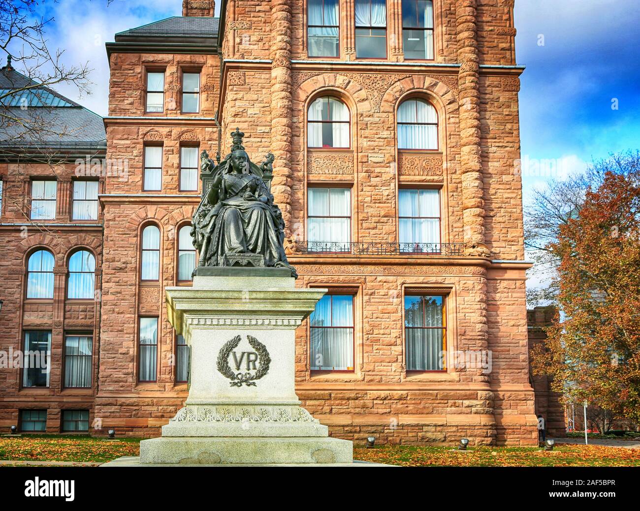 Novembre 23, 2019, Toronto, Canada. La regina Victoria statua seduto sul trono, al Queen's Park a Toronto, davanti all'assemblea legislativa di Ontar Foto Stock