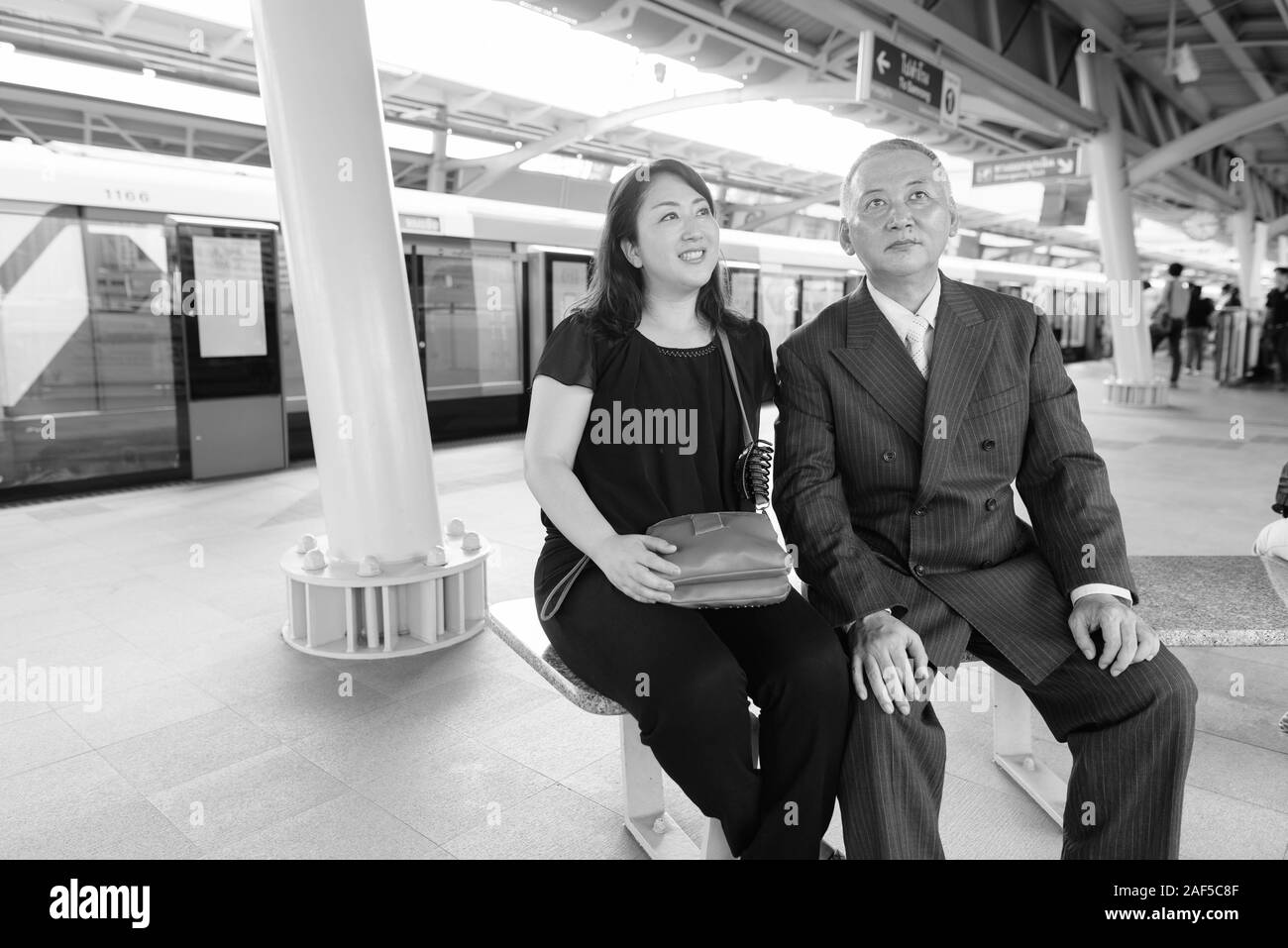 Coppia asiatica di imprenditore e coppia donna asiatica di esplorare la città insieme Foto Stock