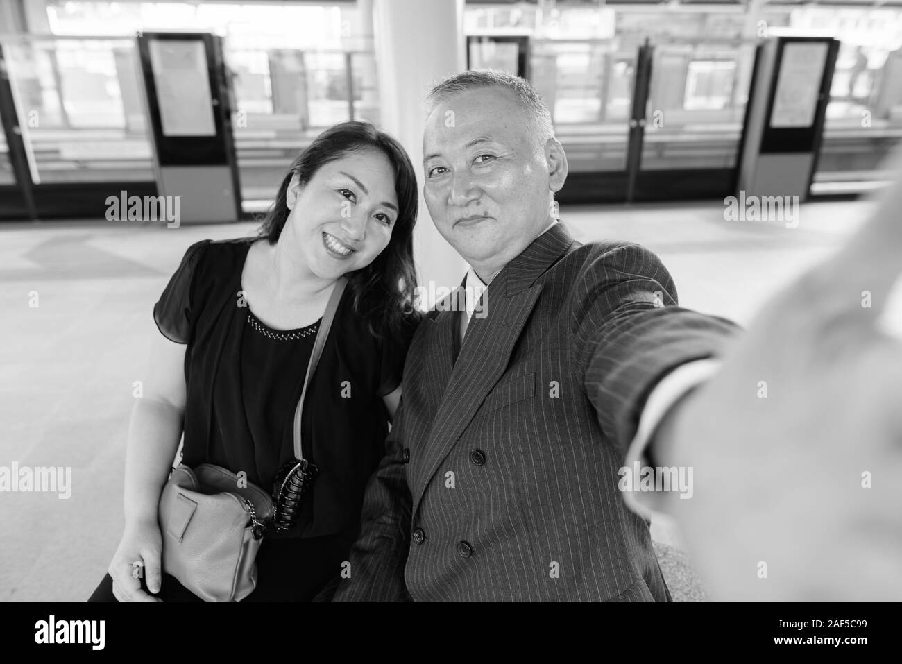 Coppia asiatica di imprenditore e coppia donna asiatica di esplorare la città insieme Foto Stock