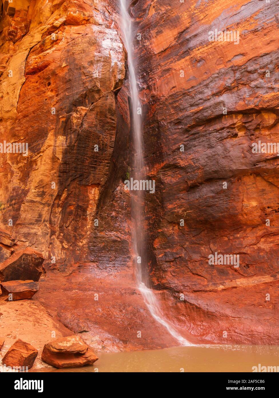 Cascata dopo la pioggia, fine della Johnson Canyon Trail, Snow Canyon State Park, San Giorgio, Utah. Foto Stock