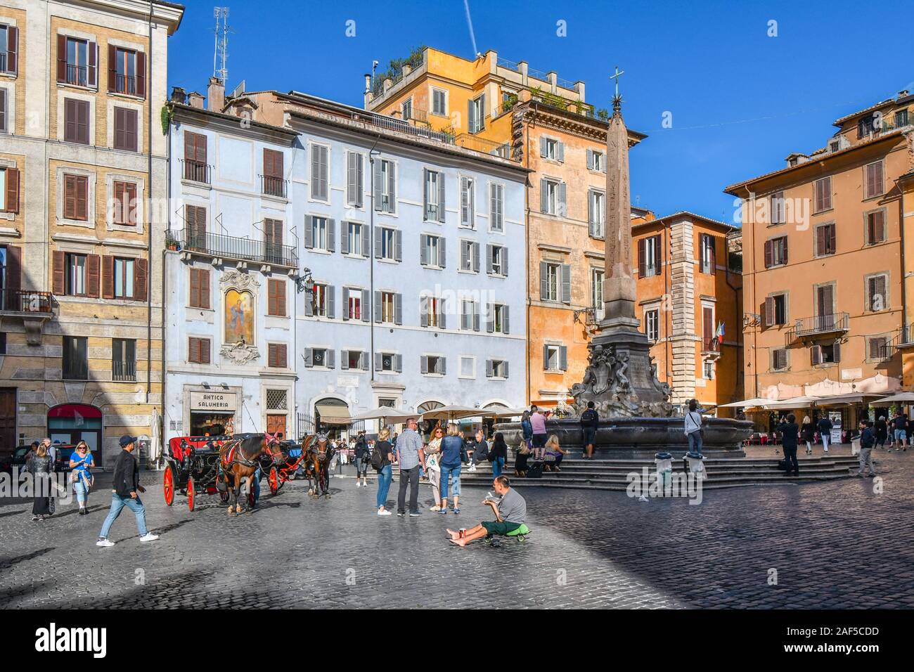 I turisti scattare foto e passeggiata in un giorno di estate di fronte alla Fontana del Pantheon e obelisco, in Piazza della Rotonda. Foto Stock