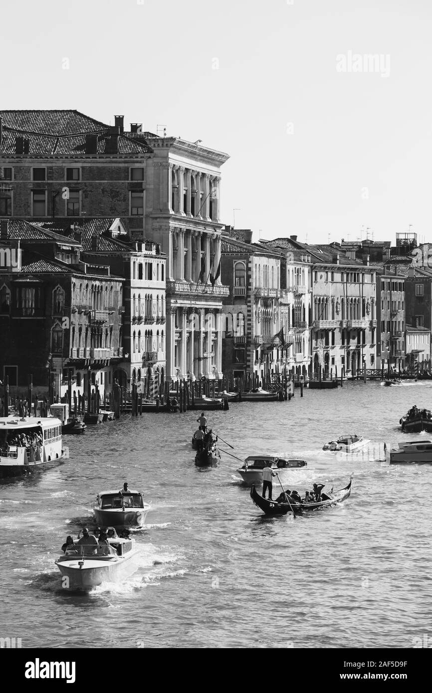 Venezia, Italia - Luglio 14th, 2017: Acqua taxi e gondole sono navigando lungo il Canal Grande. Grand Canal è uno dei principali di acqua nei corridoi di traffico Foto Stock