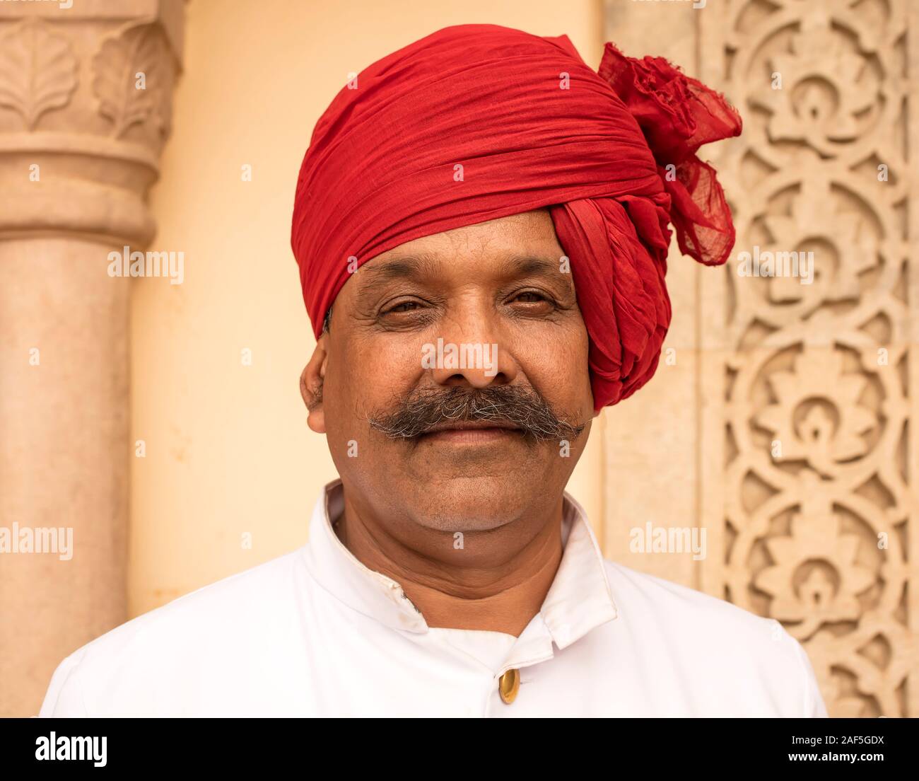 Uomo con turbante rosso, Jaipur, Rajasthan, India Foto Stock