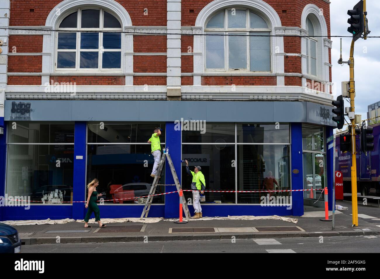 Bridge Road, Richmond, Victoria, Australia. Negozio di vendita al dettaglio a livello locale famoso per lo shopping, striscia essendo predisposto per un nuovo tennant. Foto Stock