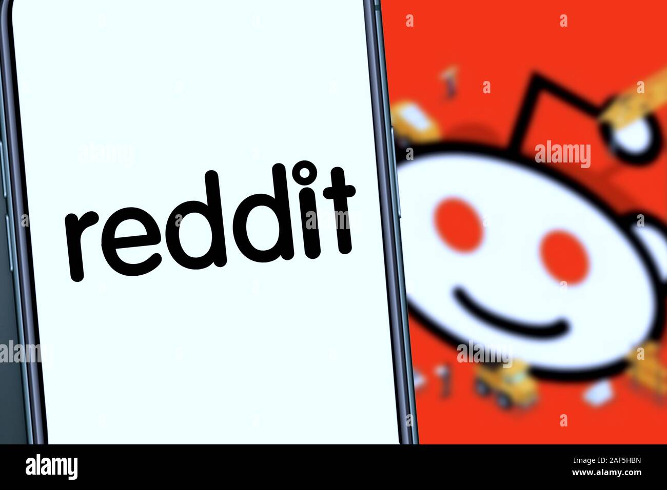 Smart phone con logo REDDIT che è un social bookmarking sito e aggregatore di notizie. Gli Stati Uniti, California, Mercoledì, Novembre 27, 2019 Foto Stock