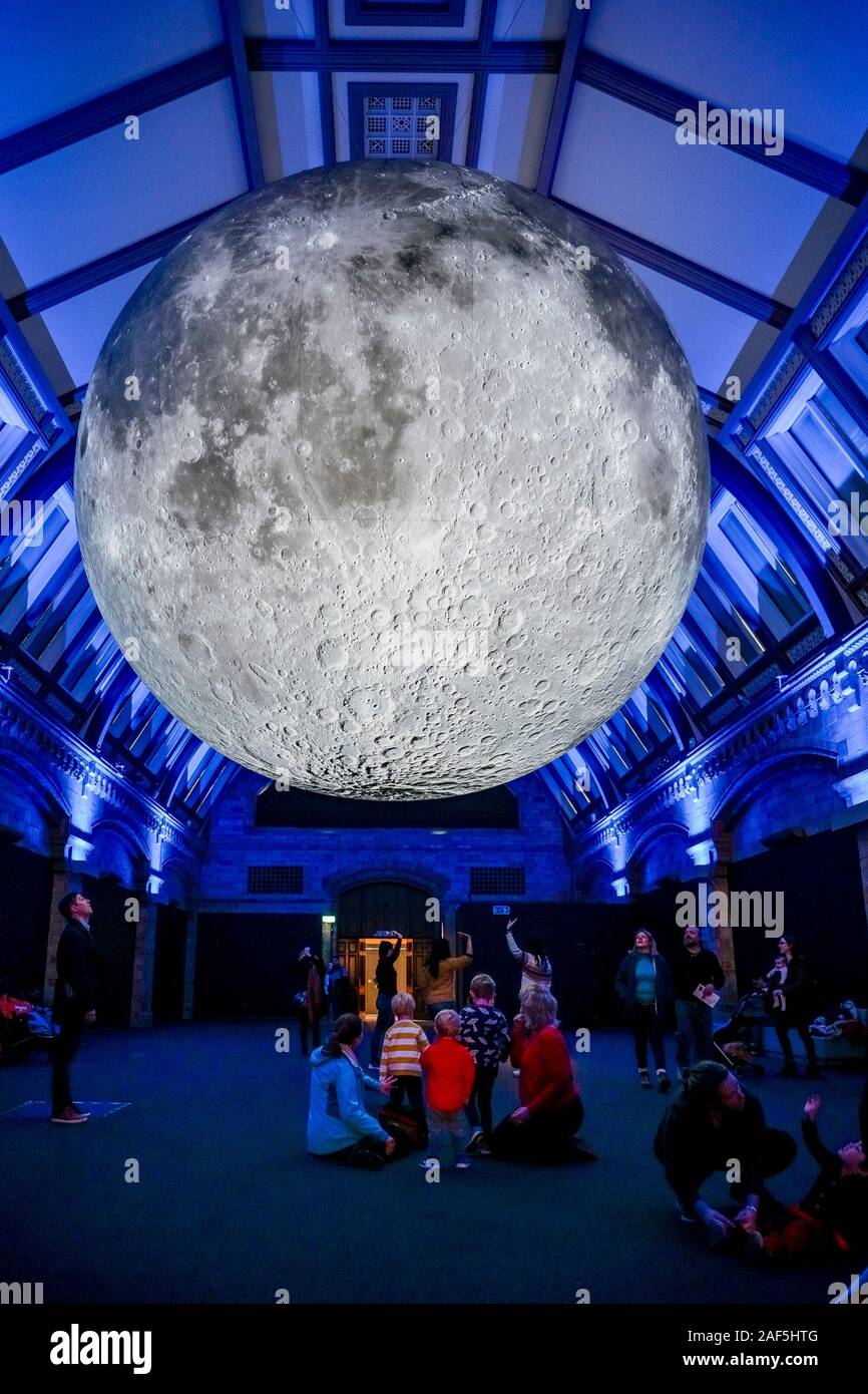 Museo della luna artwork installazione, da Luke Jerram, Museo di Storia Naturale di Londra, Inghilterra, Regno Unito Foto Stock