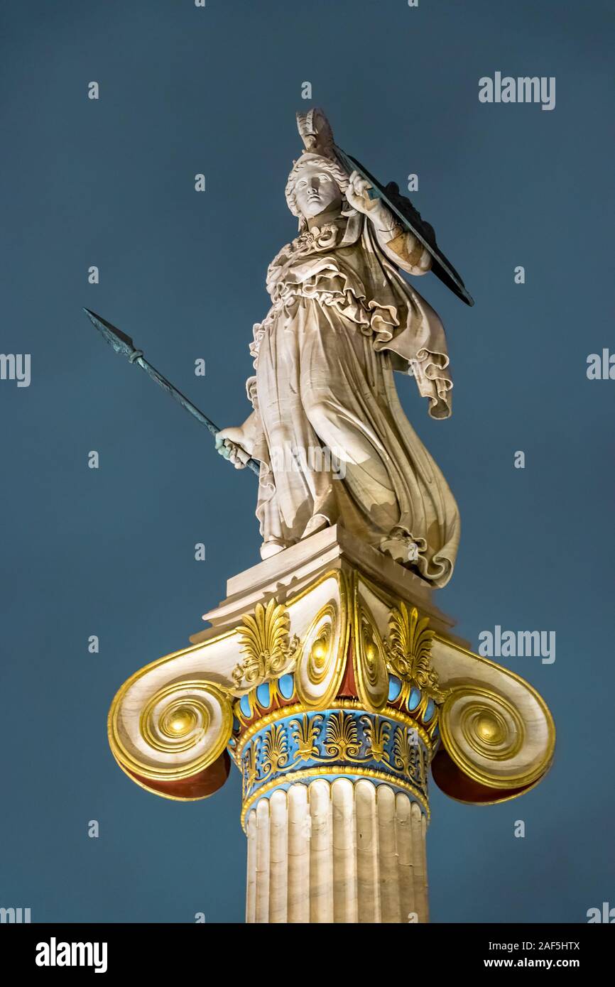 La statua di Athena di notte, l'antica dea della filosofia collocati presso la Accademia di Atene, Grecia Foto Stock