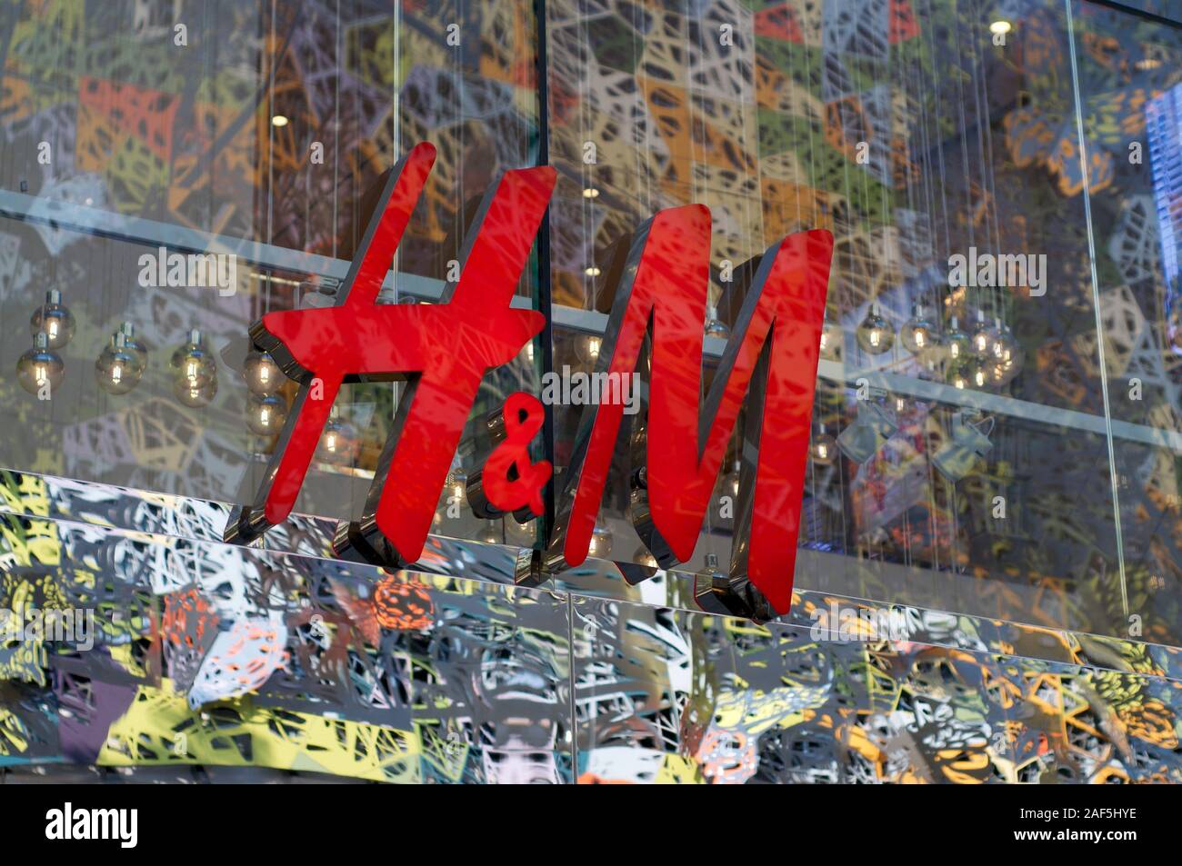 Brisbane, Queensland, Australia - 19 Novembre 2019 : vista di un H&M Logo appeso a una parete di vetro presso il negozio ingresso in Queenstreet Mall in Brisban Foto Stock