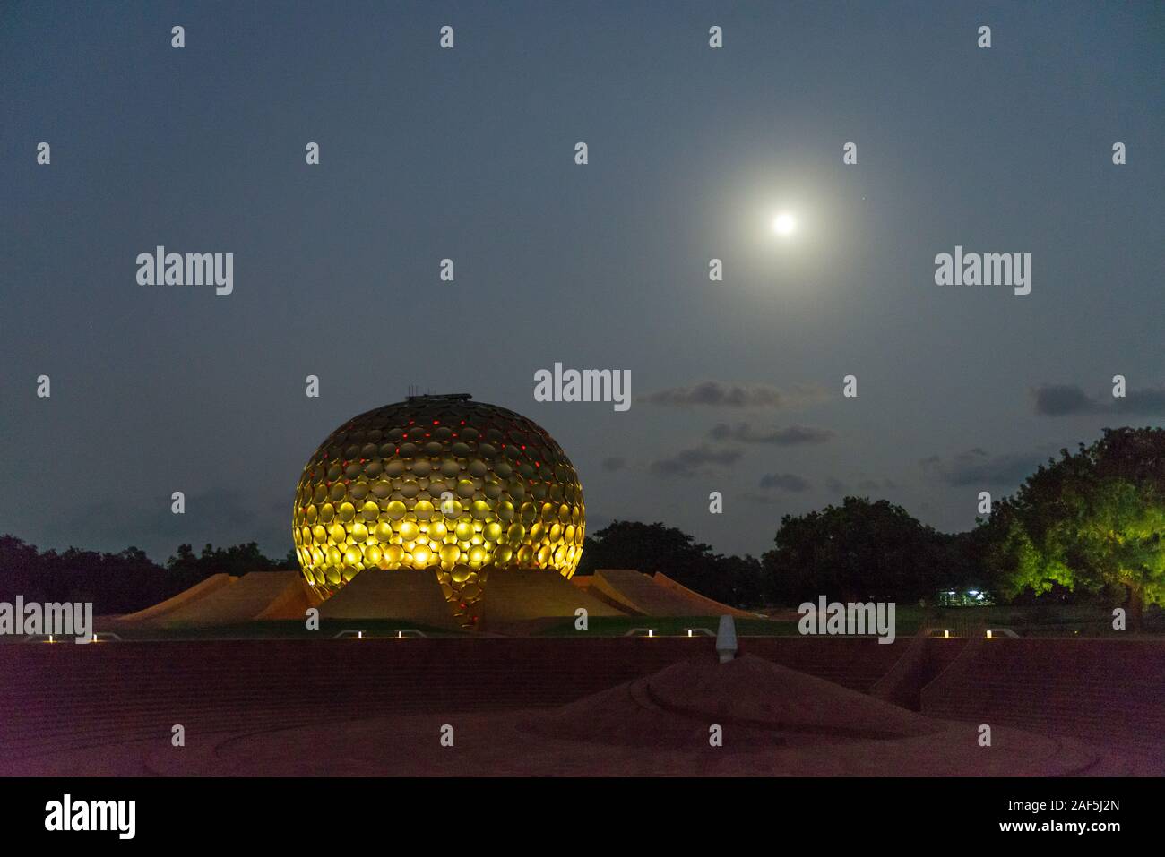 AUROVILLE, INDIA - Dicembre 2019: Il Matrimandir in una notte di luna piena Foto Stock