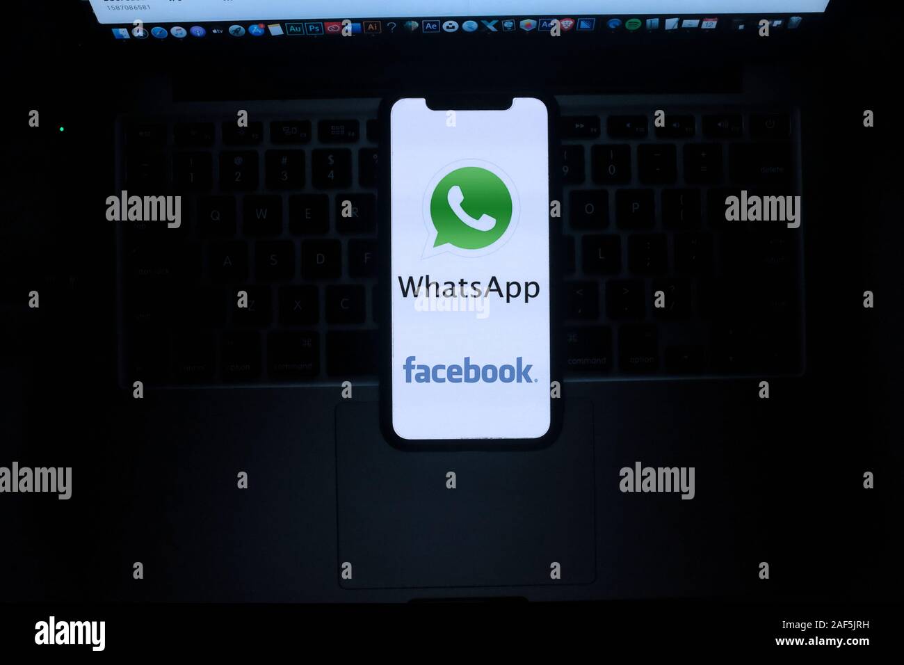 Smart phone con il logo di: WhatsApp da Facebook, i social network più diffusi in tutto il mondo. Gli Stati Uniti, California, 10 Dicembre 2019 Foto Stock