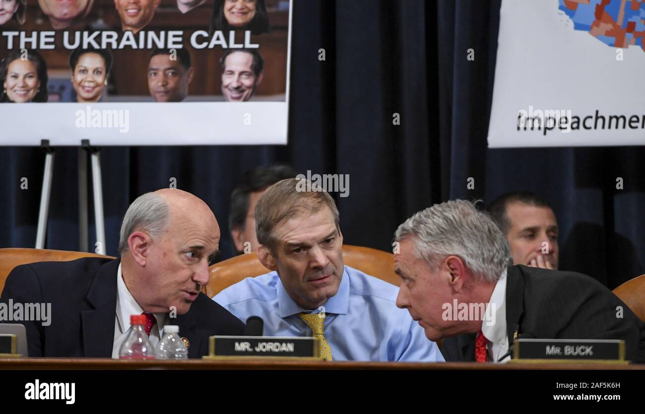 Washington, Distretto di Columbia, Stati Uniti d'America. 12 Dic, 2019. WASHINGTON, DC - 12 dicembre: Rappresentante Louie Gohmert, un repubblicano dal Texas, (L) parla con un Rappresentante Jim Jordan, un repubblicano da Ohio, e rappresentante Ken Buck, un repubblicano da Colorado, durante una casa Comitato Giudiziario markup di articoli di impeachment contro il presidente Donald Trump a Longworth House Edificio per uffici su Giovedi 12 Dicembre 2019 a Washington, DC. (Piscina foto di Jonathan Newton/il Washington Post.Credit: Jonathan Newton/Piscina via CNP Credito: Jonathan Newton/CNP/ZUMA filo/Alamy Live News Foto Stock
