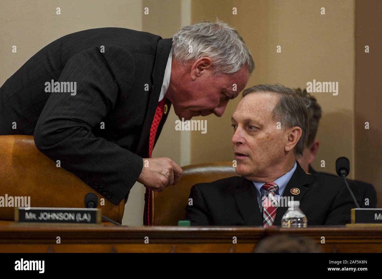 Washington, Distretto di Columbia, Stati Uniti d'America. 12 Dic, 2019. WASHINGTON, DC - 12 dicembre: Rappresentante Ken Buck, un repubblicano da Colorado, (L) parla con un Rappresentante Andy Biggs, un repubblicano da Arizona, durante una casa Comitato Giudiziario markup di articoli di impeachment contro il presidente Donald Trump a Longworth House Edificio per uffici su Giovedi 12 Dicembre 2019 a Washington, DC. (Piscina foto di Jonathan Newton/il Washington Post.Credit: Jonathan Newton/Piscina via CNP Credito: Jonathan Newton/CNP/ZUMA filo/Alamy Live News Foto Stock