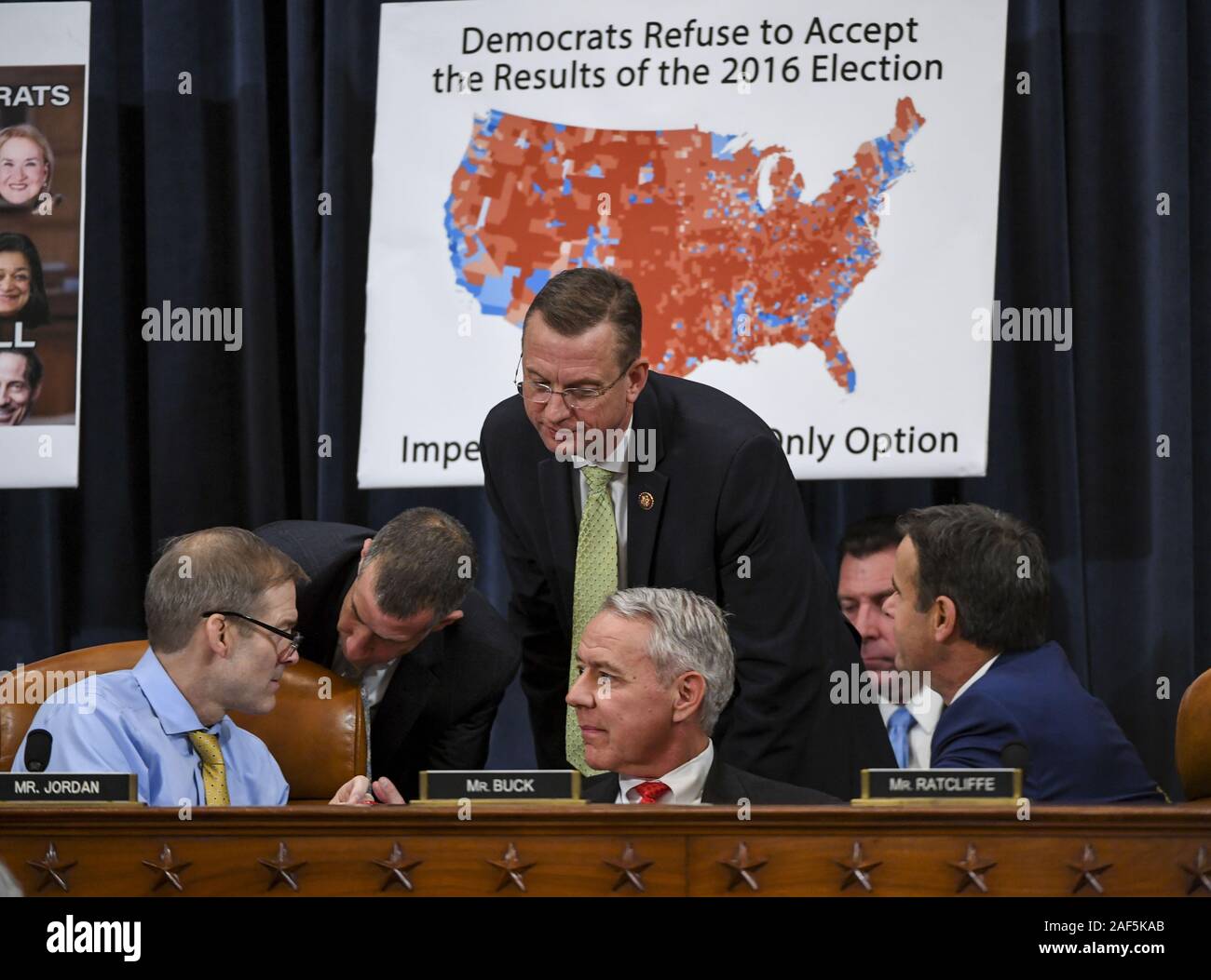 Dicembre 12, 2019, Washington, Distretto di Columbia, Stati Uniti d'America: rappresentante degli Stati Uniti Doug Collins (Repubblicano della Georgia), classifica gli Stati, noi Casa Comitato Giudiziario, (in piedi) colloqui con (L-R) Rappresentante statunitense Jim Jordan (repubblicano di Ohio), rappresentante degli Stati Uniti Ken Buck (Repubblicano del Colorado) e rappresentante degli Stati Uniti John Ratcliffe (Repubblicano del Texas), durante una casa noi Comitato Giudiziario markup di articoli di impeachment contro il presidente Donald Trump a Longworth House Edificio per uffici su Giovedi 12 Dicembre 2019 a Washington, DC (credito Immagine: © Jonatha Foto Stock