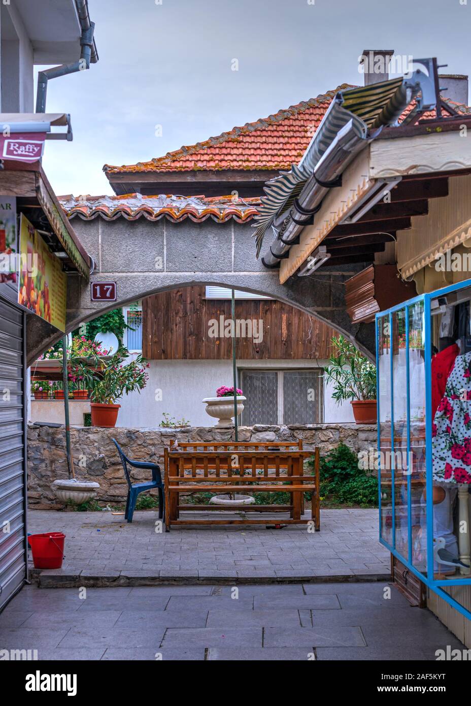 Nessebar, Bulgaria - 07.10.2019. Bar e ristoranti sul lungomare della città vecchia di Nessebar, Bulgaria Foto Stock