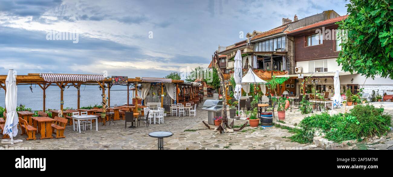 Nessebar, Bulgaria - 07.11.2019. Bar e ristoranti sul lungomare della città vecchia di Nessebar, Bulgaria Foto Stock