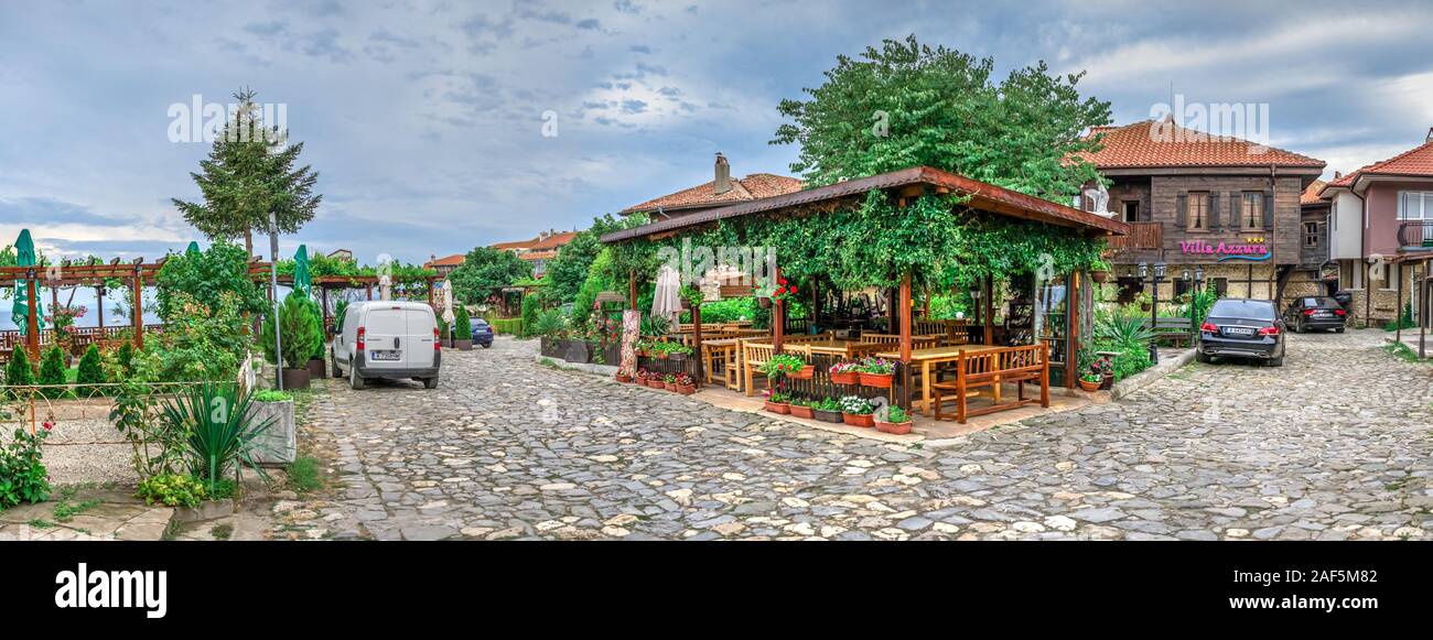 Nessebar, Bulgaria - 07.11.2019. Bar e ristoranti sul lungomare della città vecchia di Nessebar, Bulgaria Foto Stock