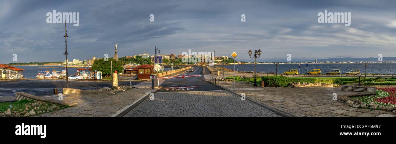 Nessebar, Bulgaria - 07.11.2019. Vista della nuova città di Nessebar, Bulgaria, dal lato di ingresso alla città vecchia Foto Stock
