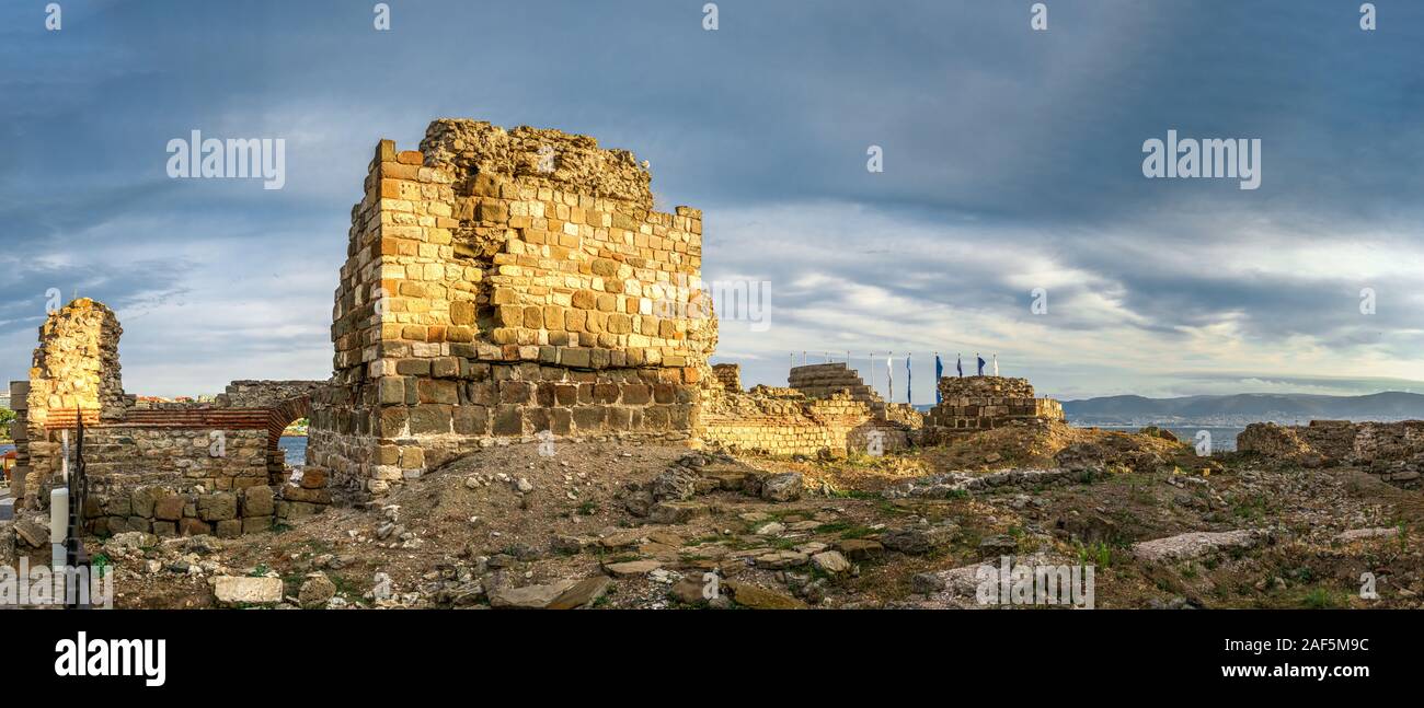 Nessebar, Bulgaria - 07.11.2019. Le rovine delle mura e la torre della città vecchia di Nessebar in Bulgaria su una mattina d'estate Foto Stock