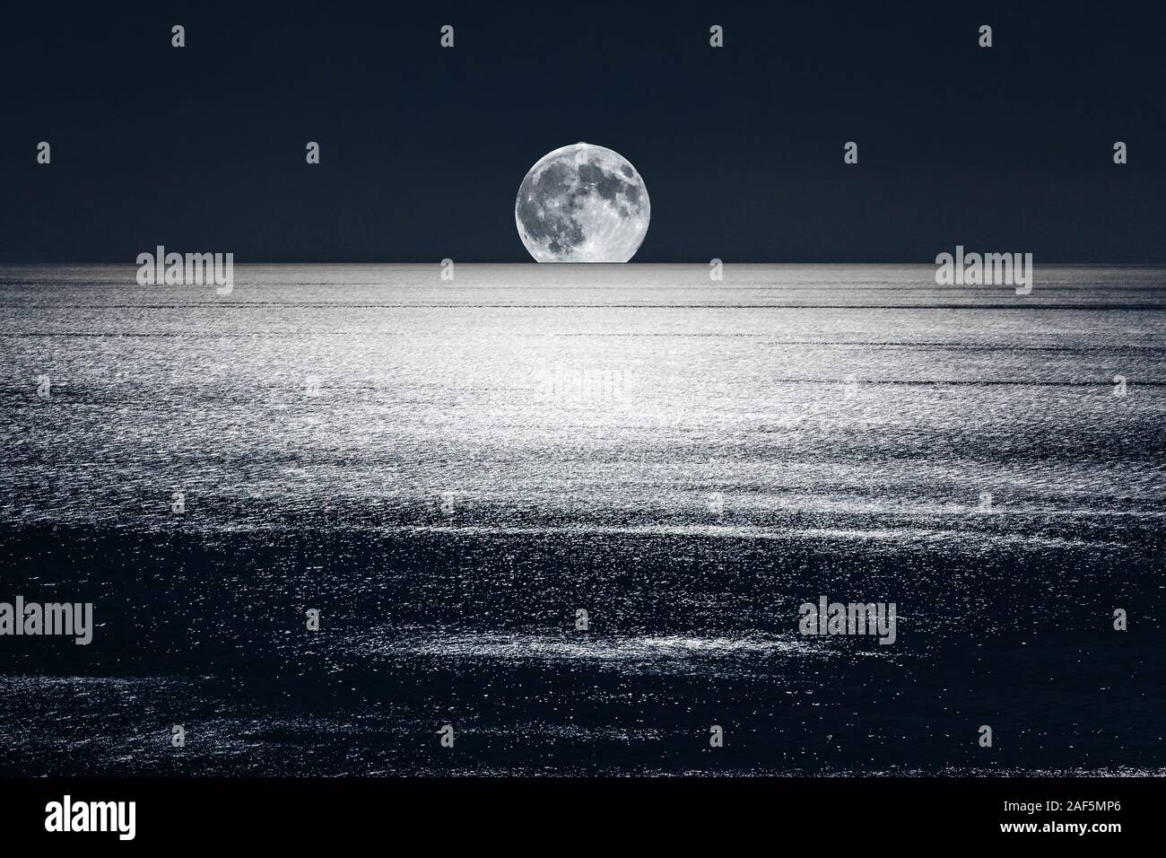 Il Moonlight dà una brillantezza alle calme acque del Mar Mediterraneo Foto Stock