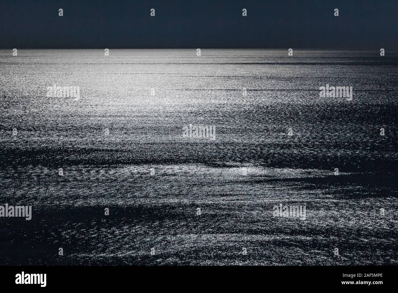 Il Moonlight dà una brillantezza alle calme acque del Mar Mediterraneo Foto Stock