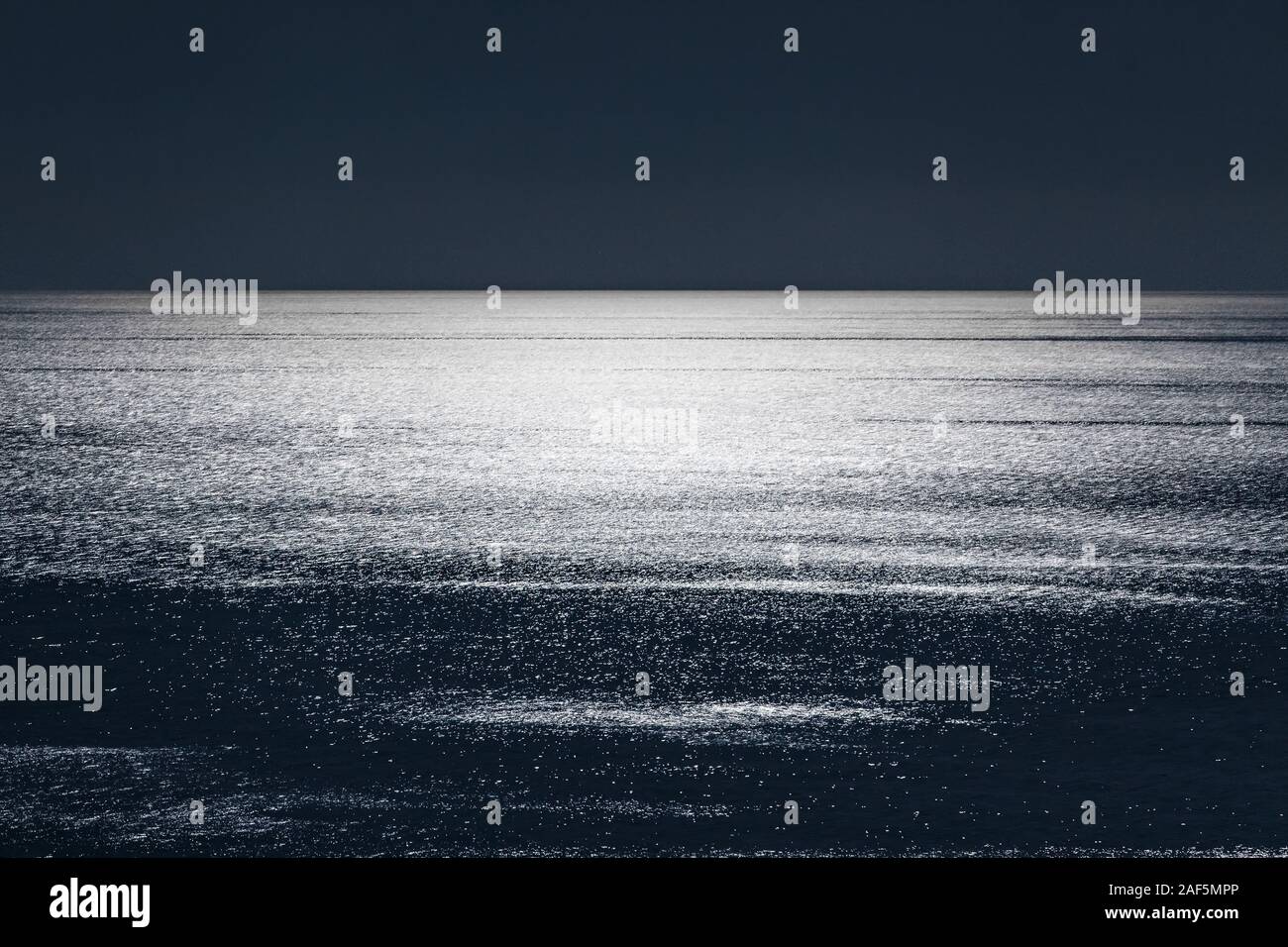 Il Moonlight dà una brillantezza alle calme acque del Mar Mediterraneo Foto Stock