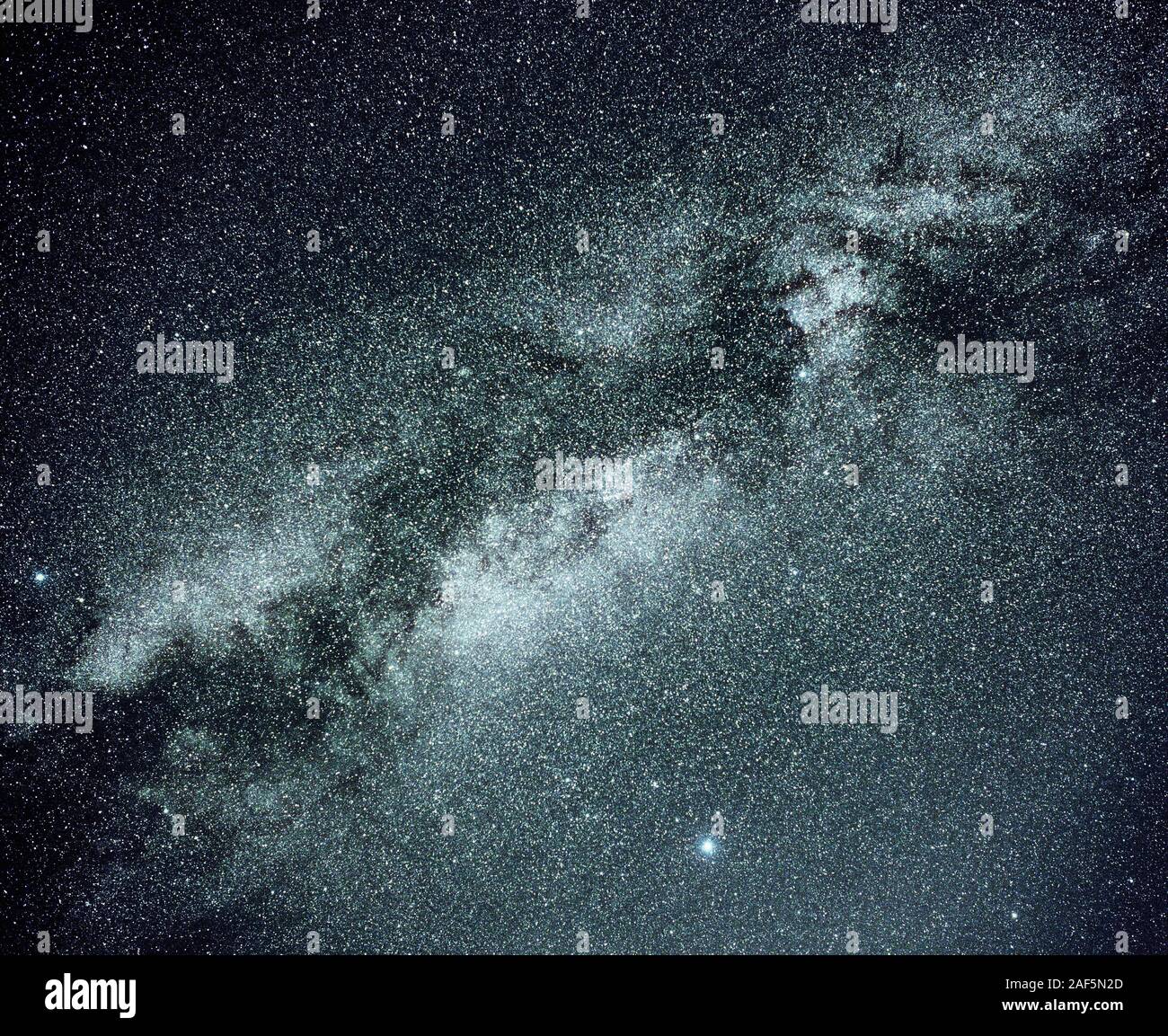 La Via Lattea su una chiara notte d'estate. Come si vede dal punto Majjistral a Malta la notte del 12 agosto 2016. Foto Stock