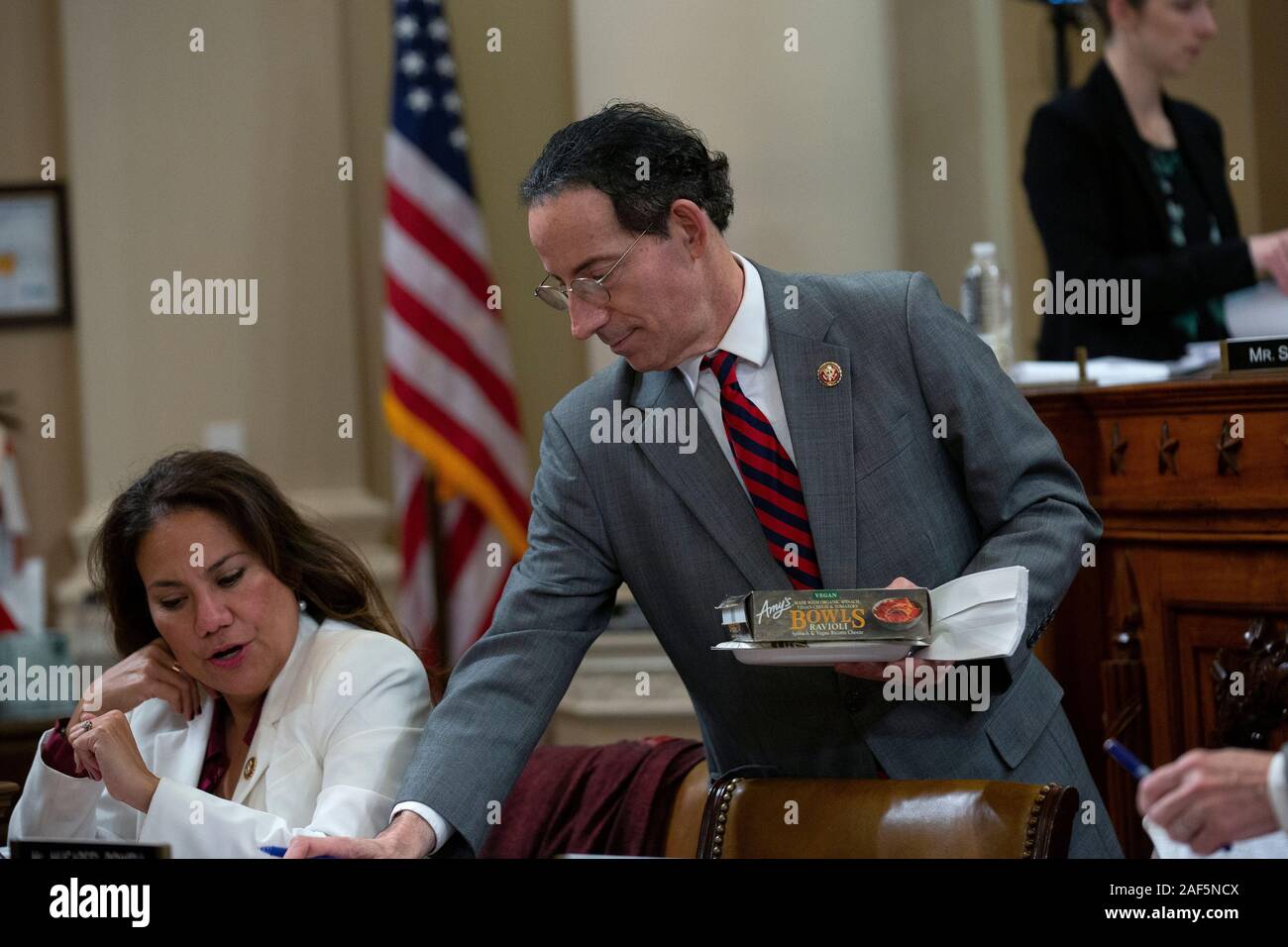 Rappresentante degli Stati Uniti Jamie Raskin (Democratico del Maryland) arriva di nuovo a noi Casa Comitato per la magistratura di mark-up della casa risoluzione 755, articoli di impeachment contro il Presidente Trump, dopo trenta minuti di rientranza nella Longworth House Edificio per uffici a Washington, DC il Giovedi, Dicembre 12, 2019. Credito: Stefani Reynolds/CNP | Utilizzo di tutto il mondo Foto Stock