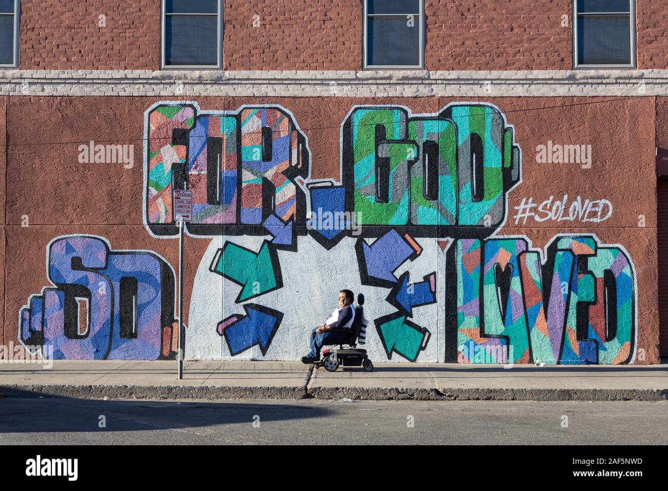 El Paso, Texas. Scena di strada con portatori di handicap. "Dio ha tanto amato il mondo..." Foto Stock