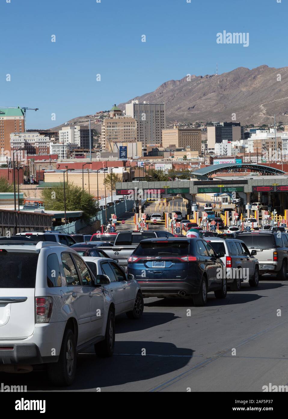 El Paso, Texas. Automobili in fila per entrare negli Stati Uniti, visto da Ciudad Juarez lato del confine, guardando verso El Paso. Foto Stock
