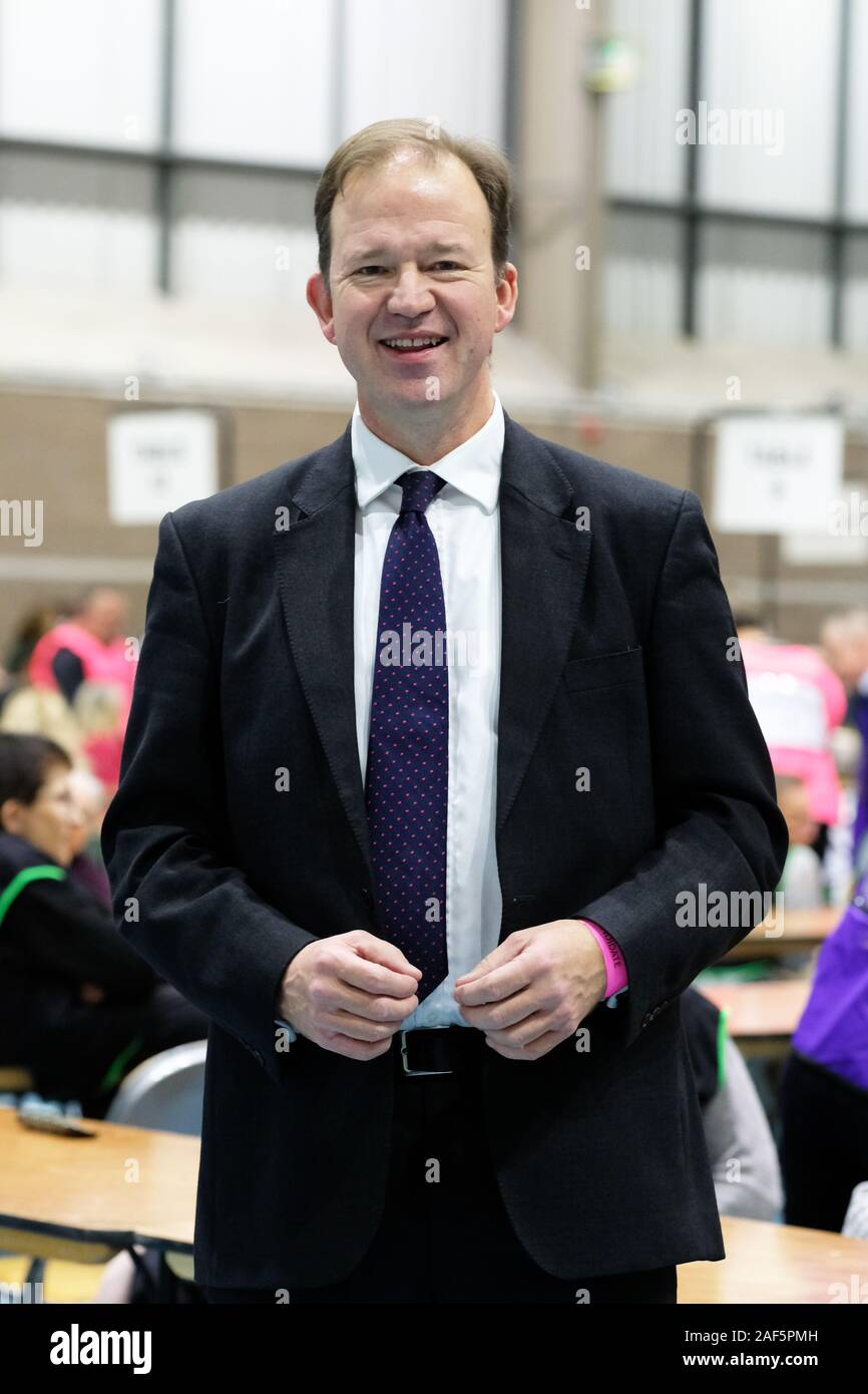 Hereford, Herefordshire, Regno Unito - Giovedì 12 Dicembre 2019 - conservatrice Jesse Norman celebra la sua vittoria dopo essere stato rieletto come MP per la circoscrizione di Hereford & South Herefordshire. Foto Steven Maggio / Alamy Live News Foto Stock