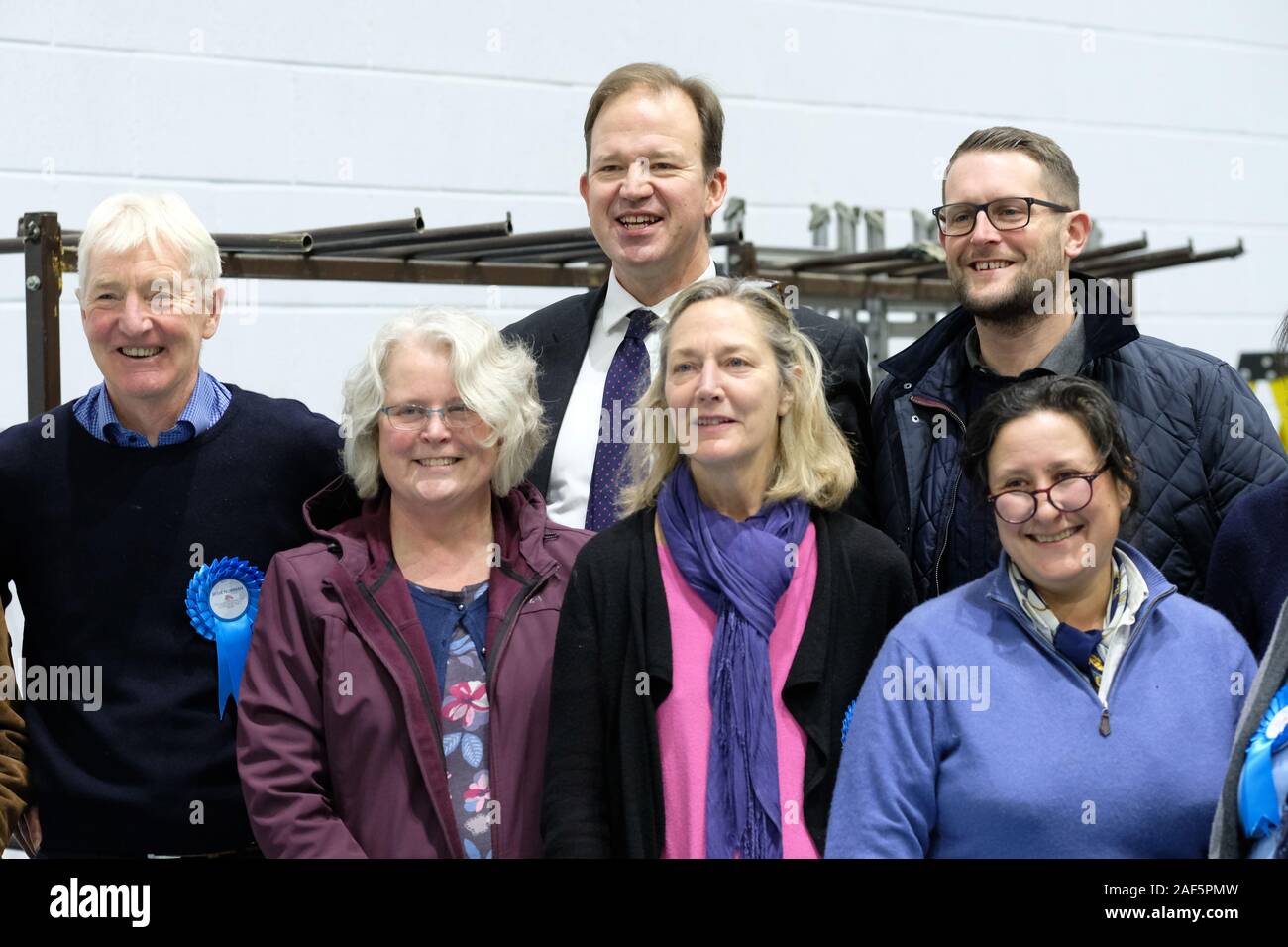 Hereford, Herefordshire, Regno Unito - Giovedì 12 Dicembre 2019 - conservatrice Jesse Norman ( centro sul retro ) celebra la sua vittoria con la sua elezione il team di supporto dopo essere stato rieletto come MP per la circoscrizione di Hereford & South Herefordshire. Foto Steven Maggio / Alamy Live News Foto Stock