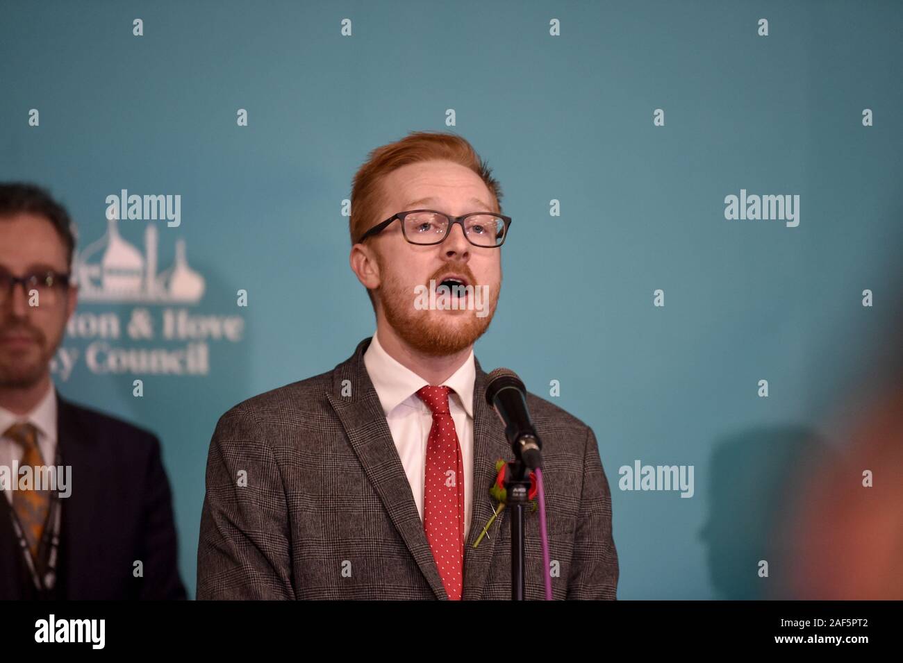 Brighton Regno Unito xiii 2019 - Lloyd Russell-Moyle del partito laburista vince il Brighton Kemptown sede di collegio elettorale alle elezioni generali conta essendo trattenuto nel Centro di Brighton questa sera : credito Simon Dack / Alamy Live News Foto Stock