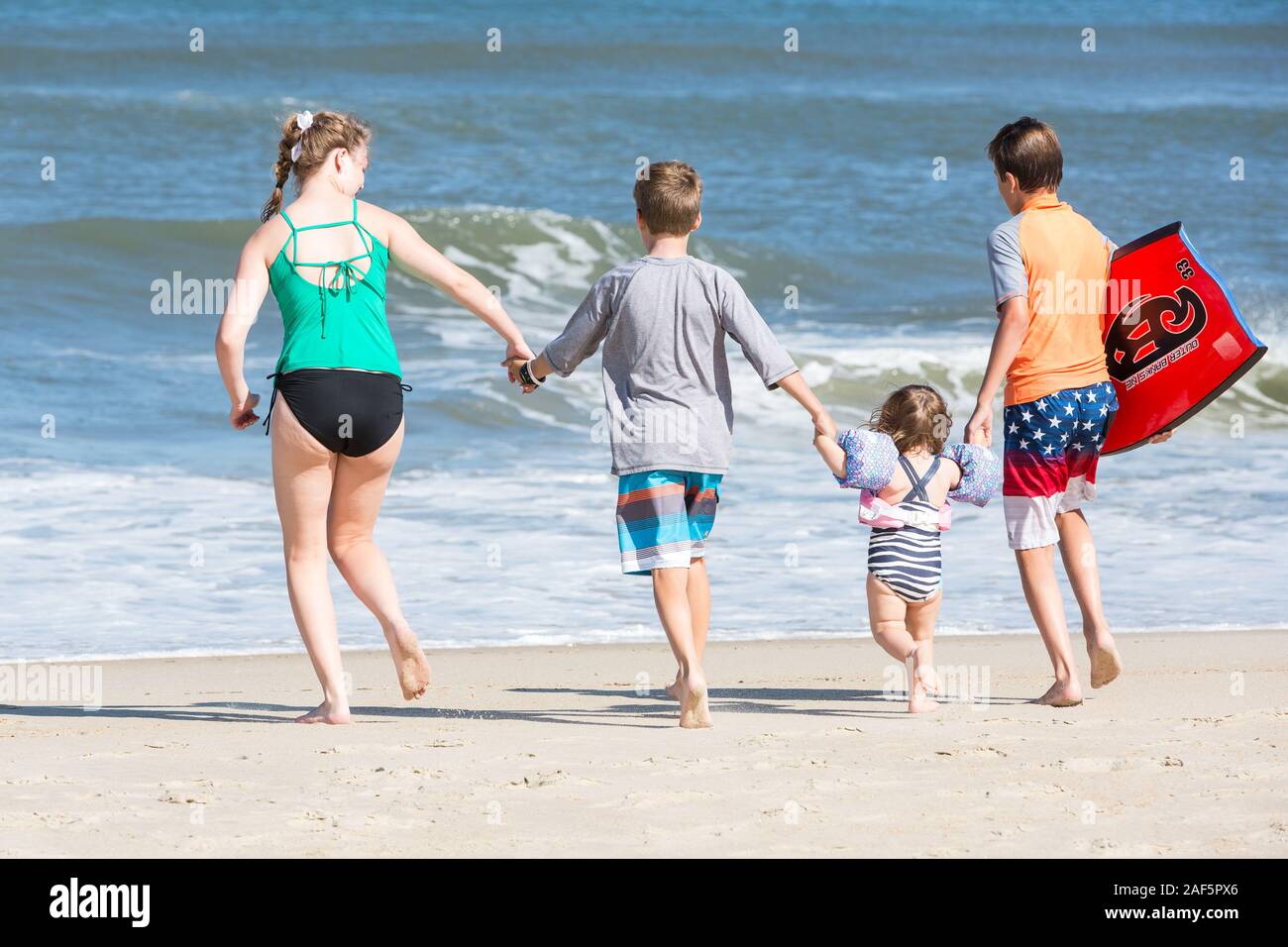 Avon, Outer Banks, North Carolina. Fratelli e Sorelle sulla spiaggia. (Modello rilasciato) Foto Stock
