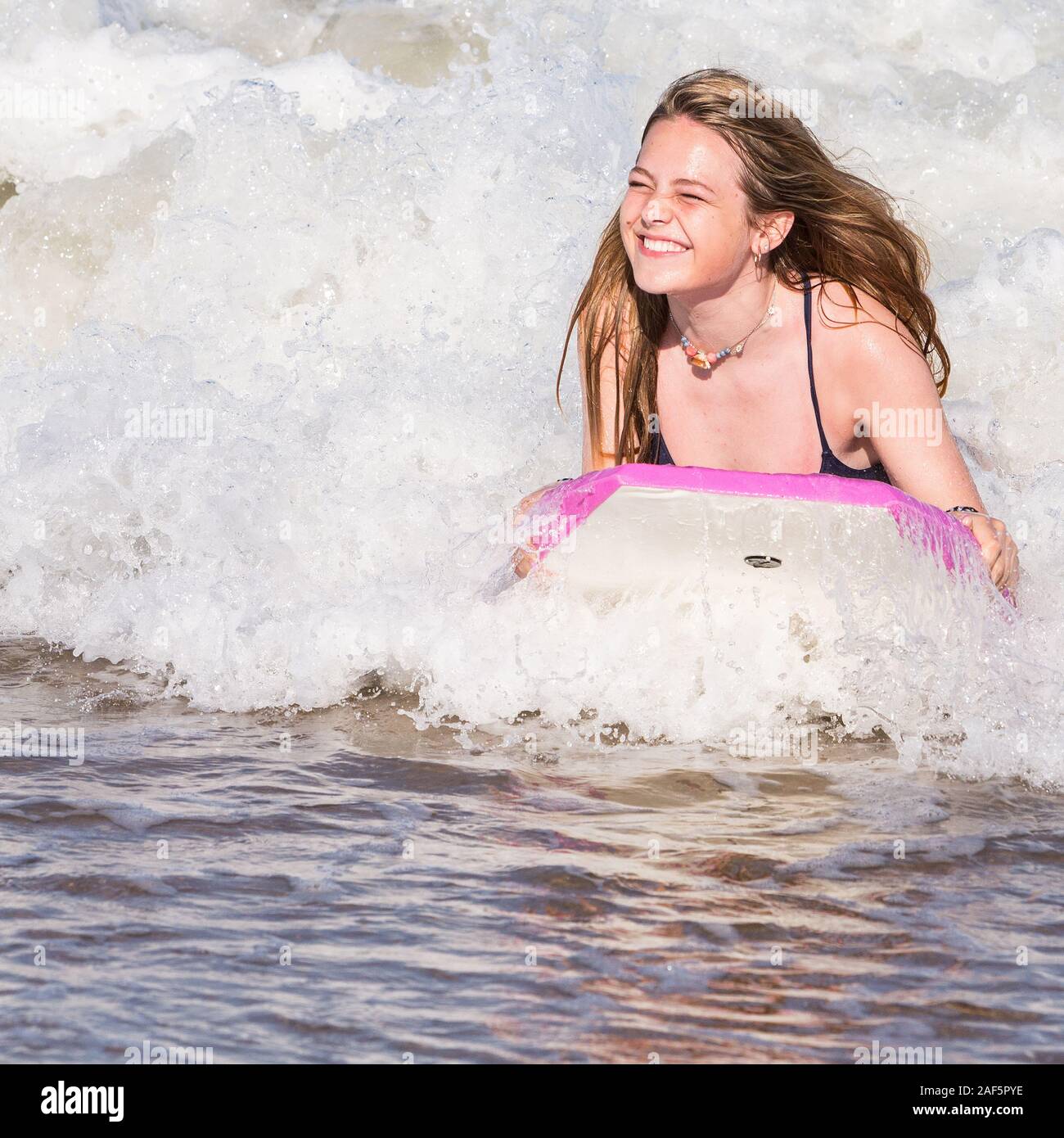 Avon, Outer Banks, North Carolina. Ragazza adolescente boogie boarding. (Modello rilasciato) Foto Stock